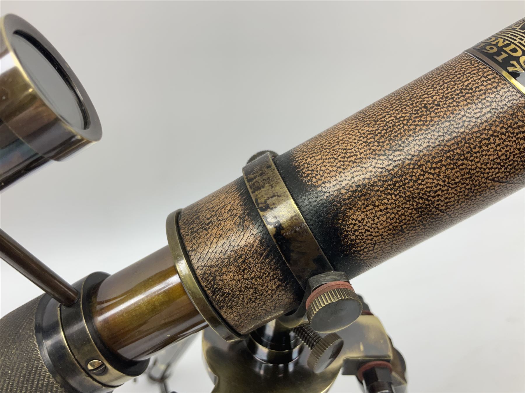 Reproduction brasses telescope on tripod stand with plaque detailed 'Kelvin & Hughes London 1917' - Image 6 of 8