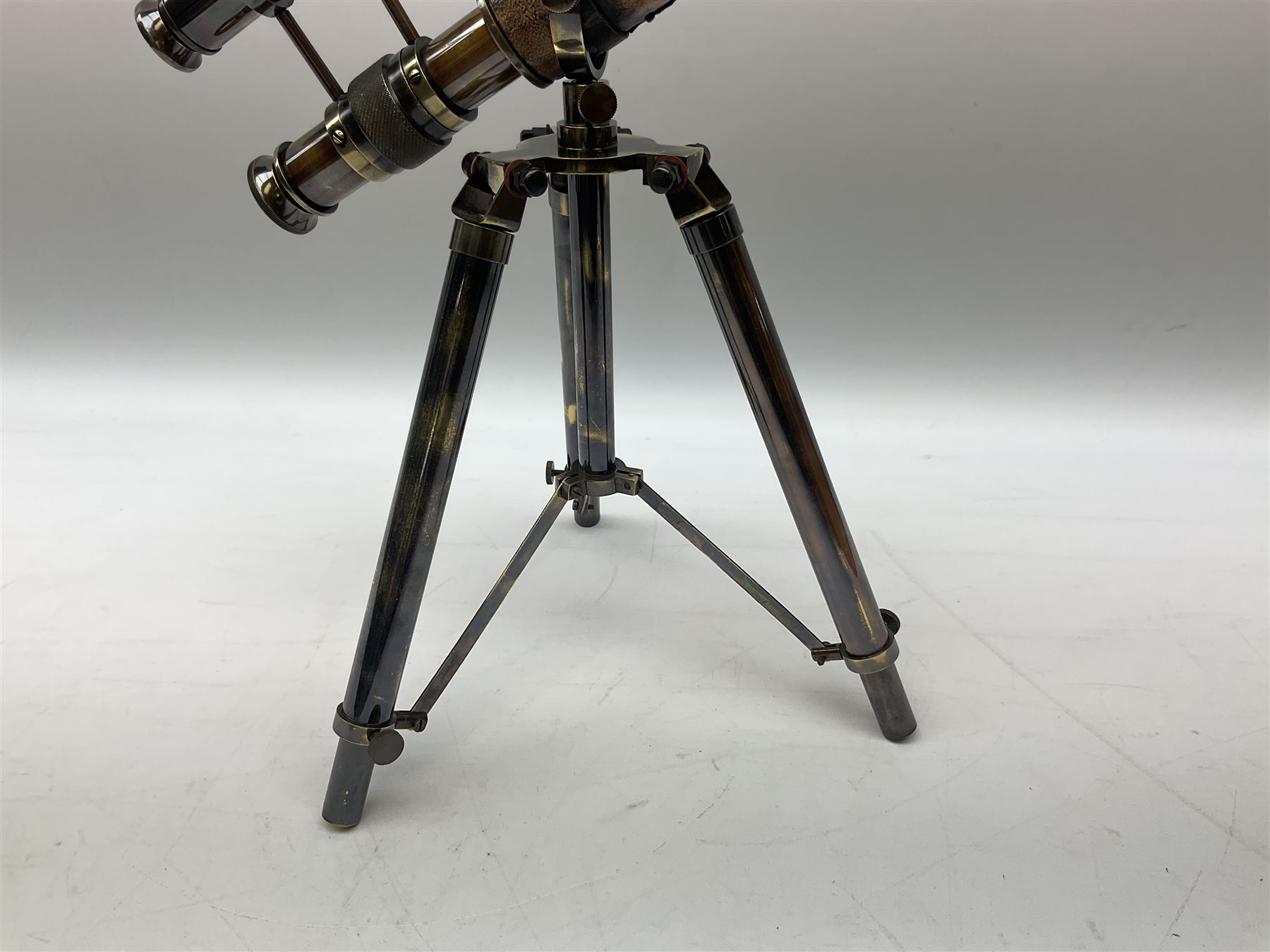 Reproduction brasses telescope on tripod stand with plaque detailed 'Kelvin & Hughes London 1917' - Image 4 of 8