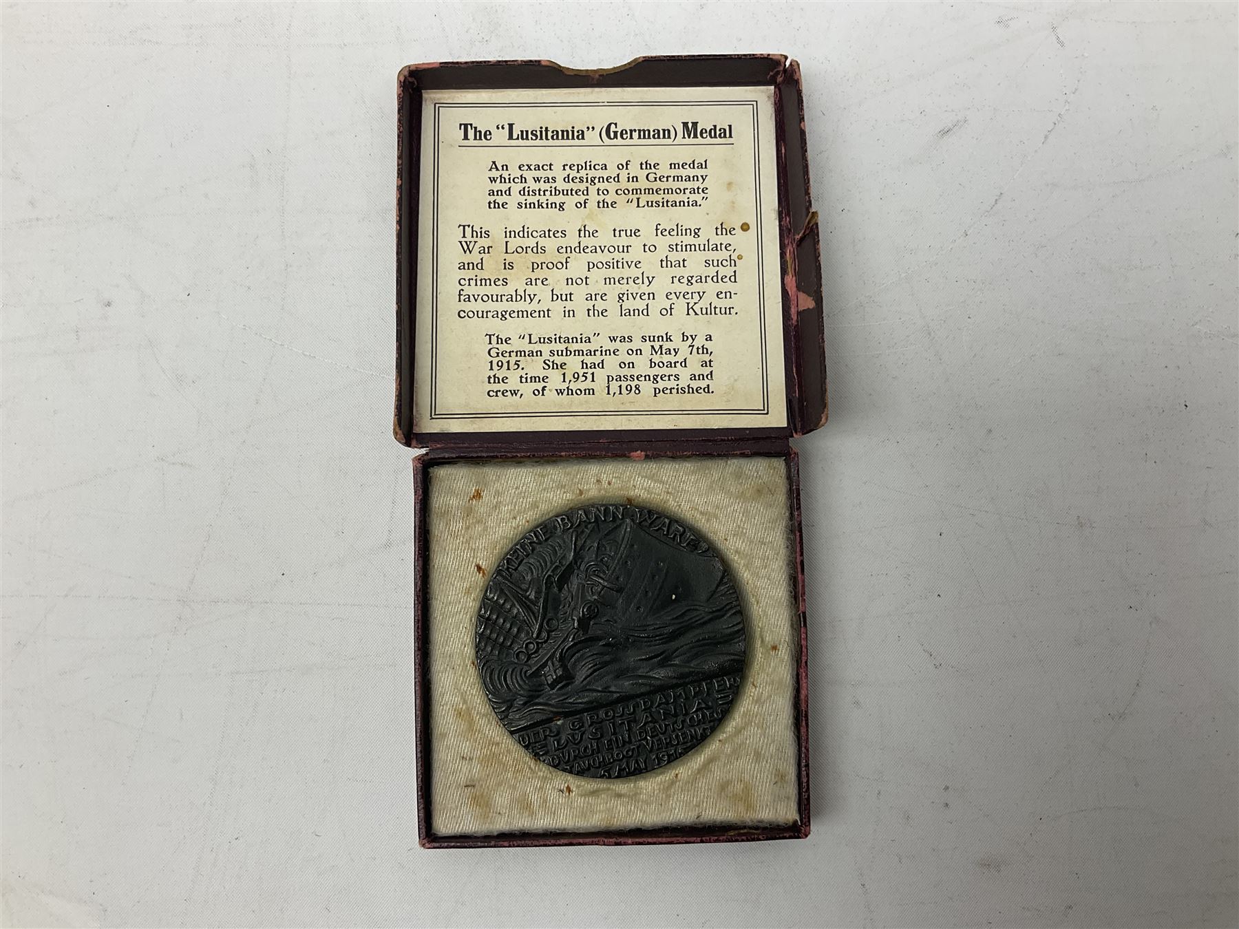 Cased Lusitania copy medallion - Bild 2 aus 6