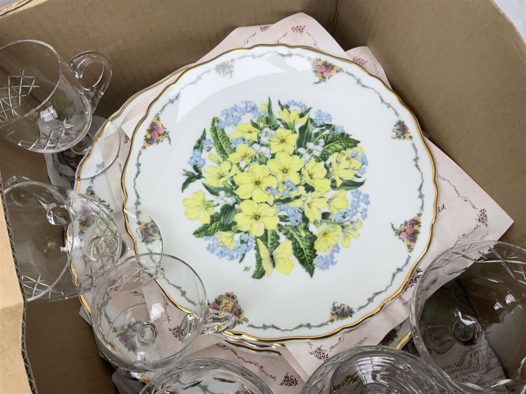 Nine Royal Albert 'the Queen Mother's Favorite Flowers' collectors plates - Image 6 of 8