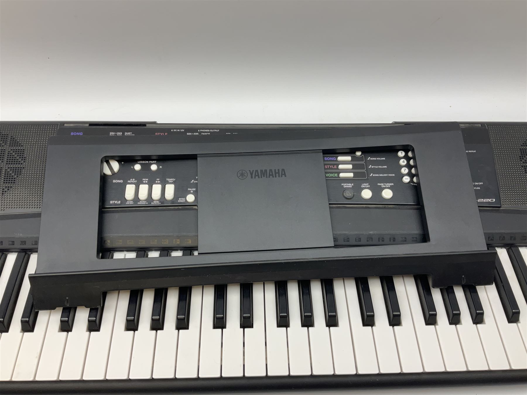 Yamaha EZ-220 electric keyboard - Image 8 of 13