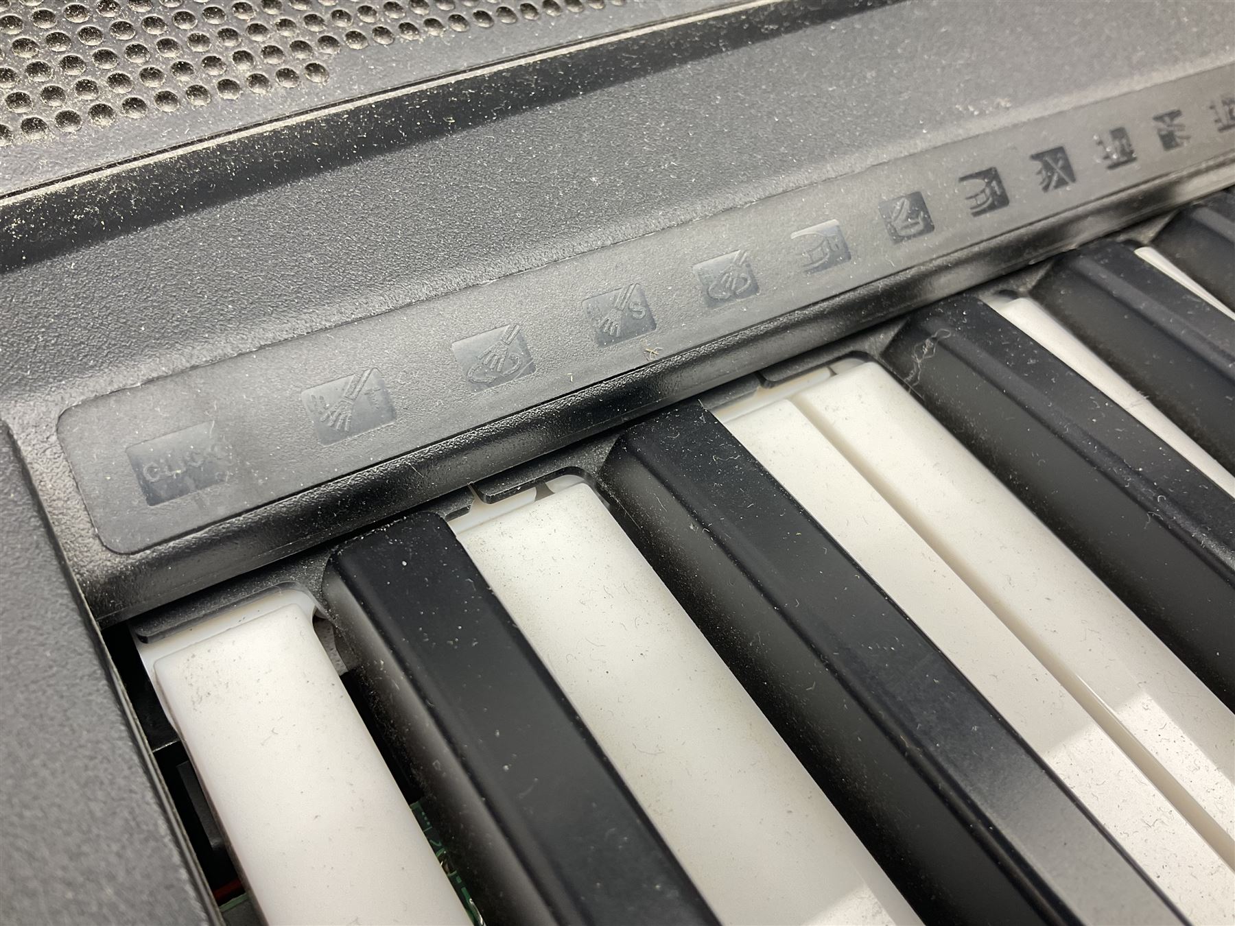 Yamaha EZ-220 electric keyboard - Image 6 of 13