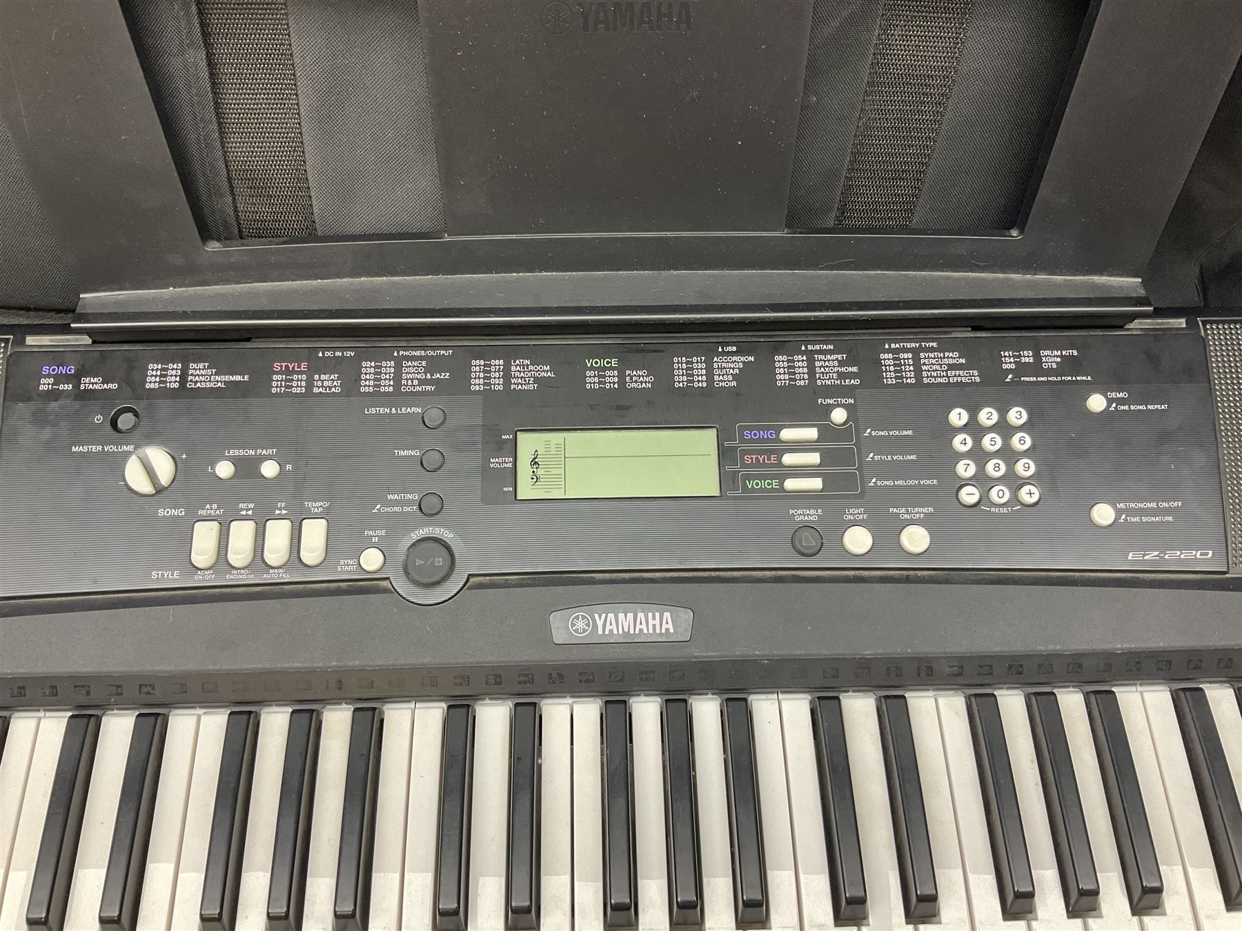 Yamaha EZ-220 electric keyboard - Image 3 of 13