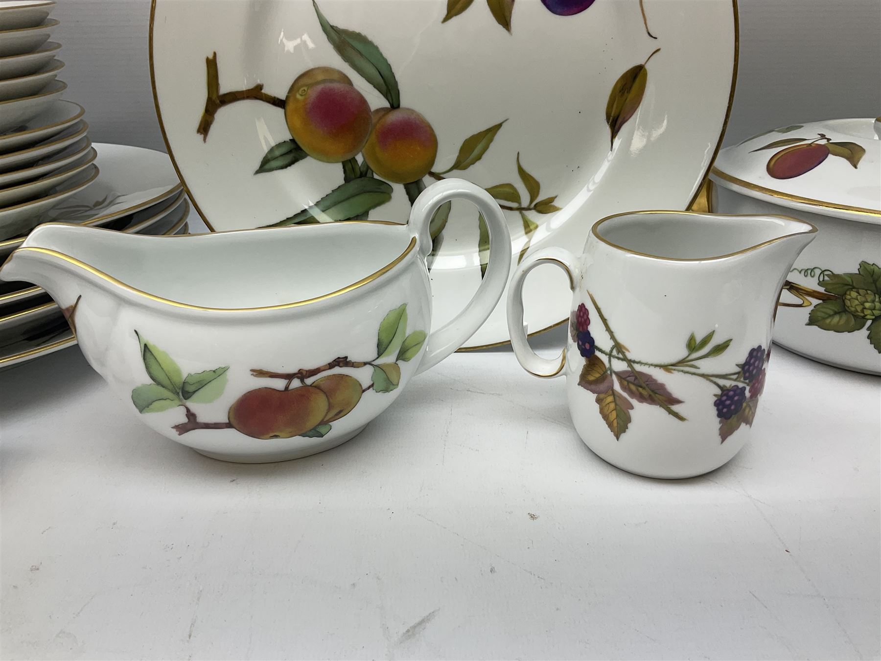 Royal Worcester 'Evesham' pattern tea and dinnerwares - Image 13 of 23