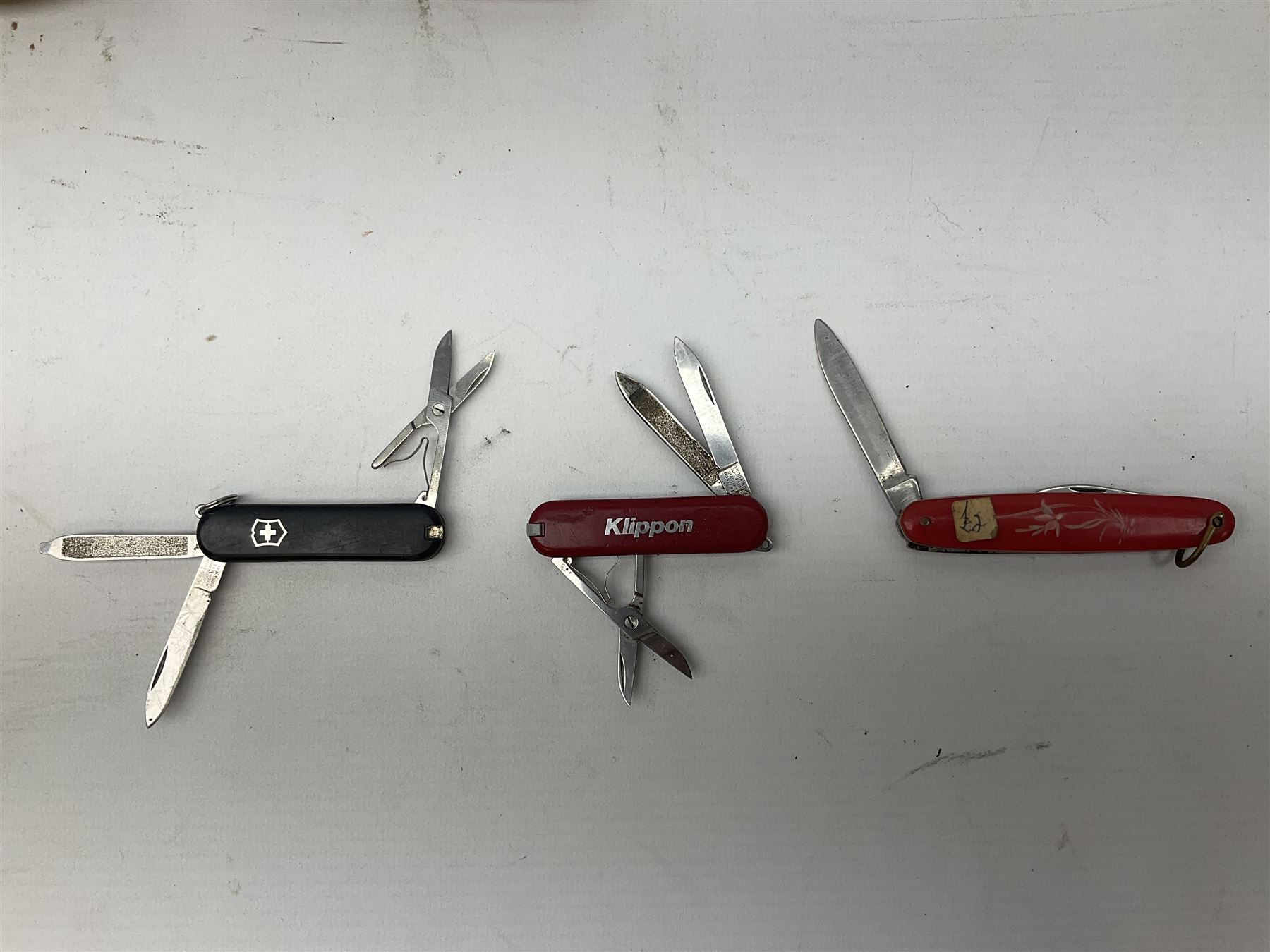 Thirteen pocket knives including Swiss Army knives and other similar examples - Image 2 of 6
