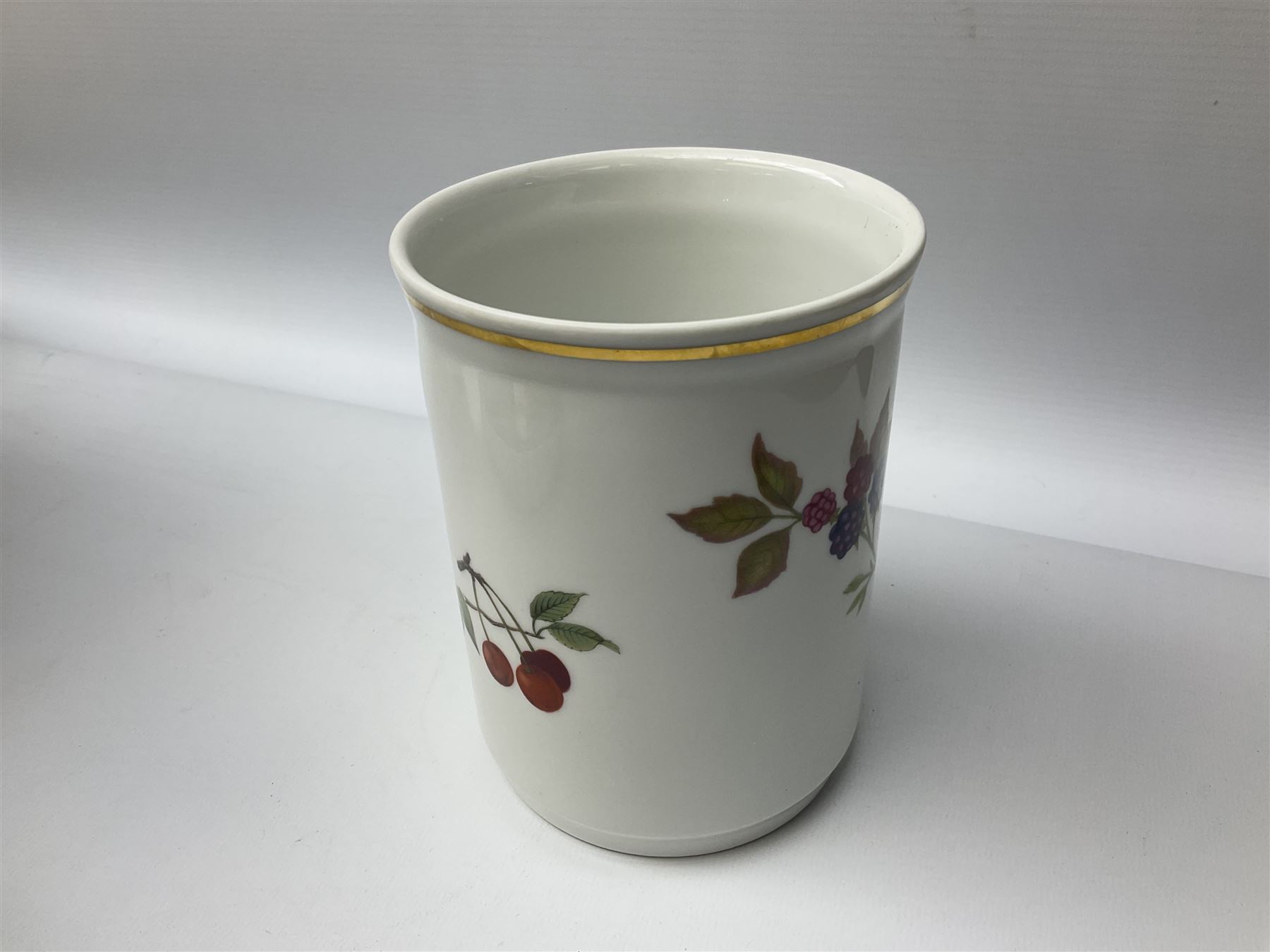 Royal Worcester 'Evesham' pattern tea and dinnerwares - Image 4 of 23