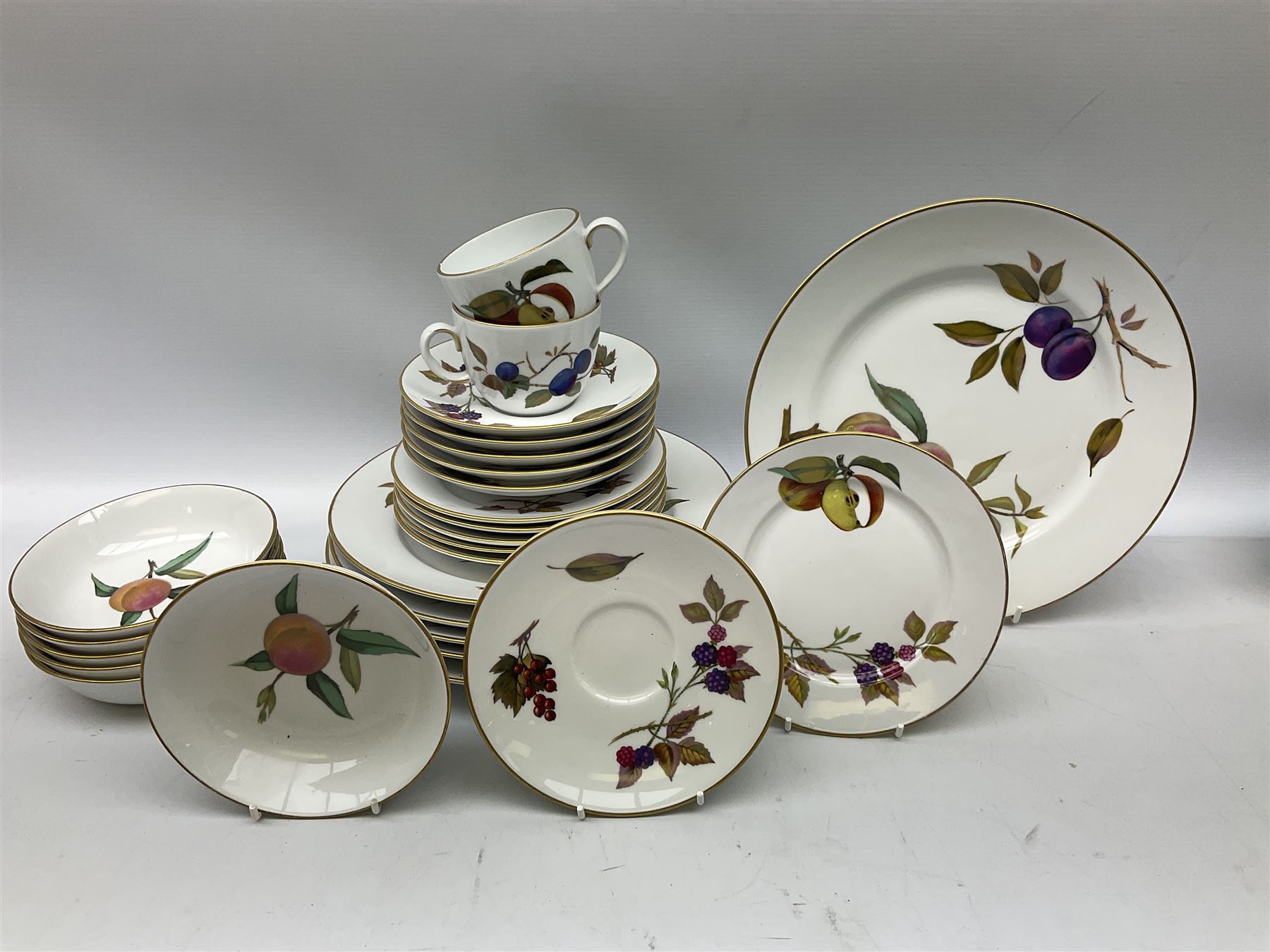 Royal Worcester 'Evesham' pattern tea and dinnerwares - Image 19 of 23