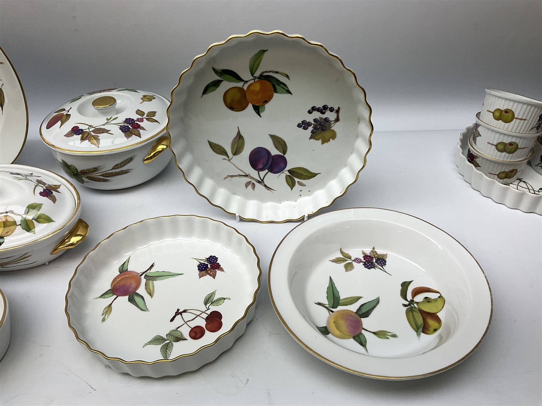 Royal Worcester 'Evesham' pattern tea and dinnerwares - Image 6 of 23