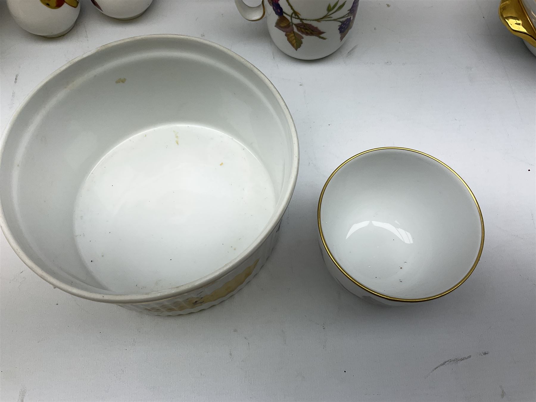 Royal Worcester 'Evesham' pattern tea and dinnerwares - Image 12 of 23