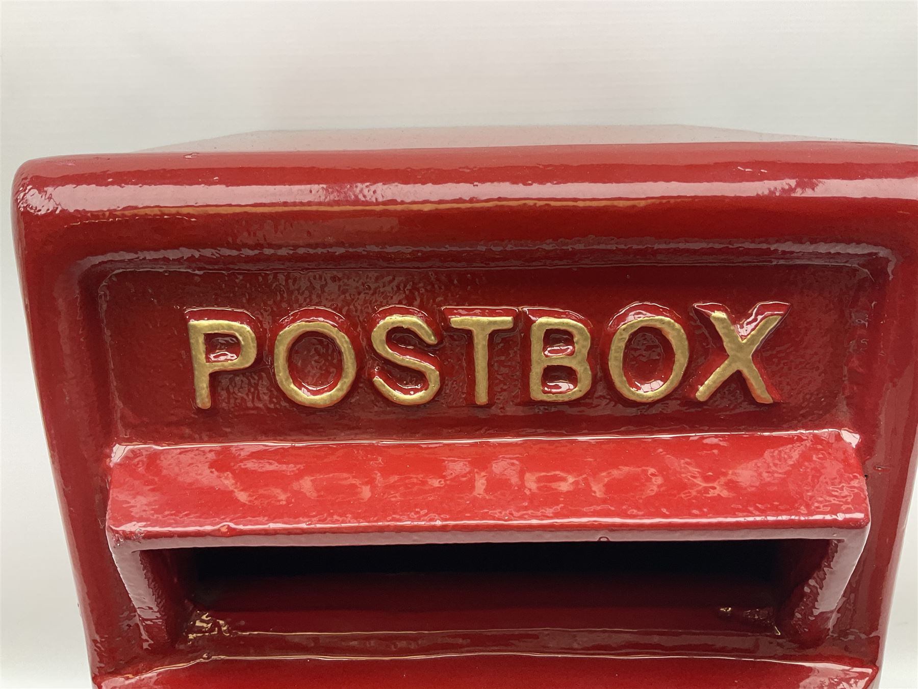 Reproduction red painted cast metal post box - Image 2 of 11