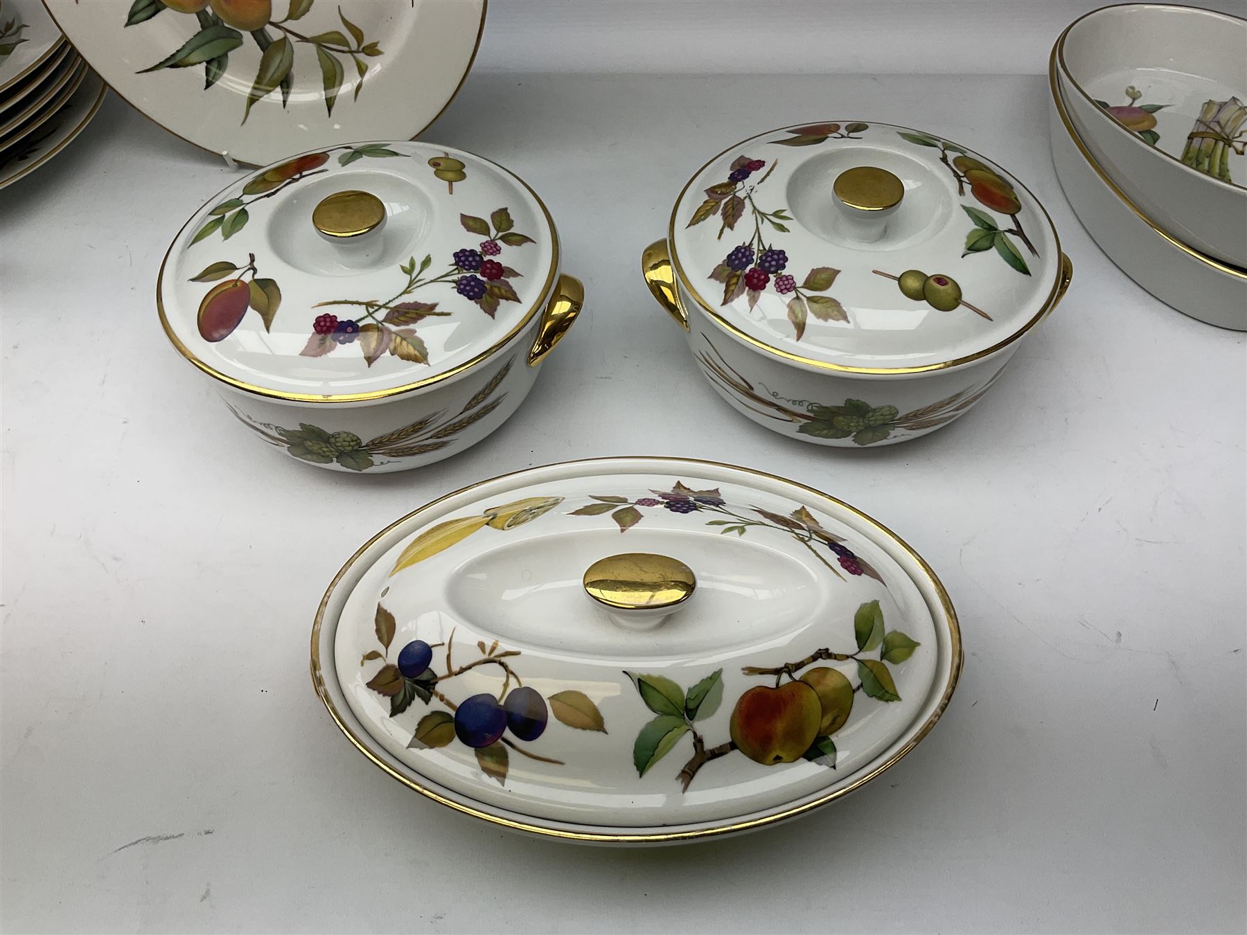 Royal Worcester 'Evesham' pattern tea and dinnerwares - Image 14 of 23