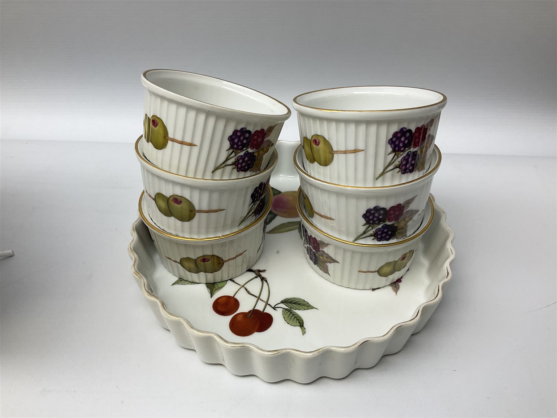 Royal Worcester 'Evesham' pattern tea and dinnerwares - Image 5 of 23