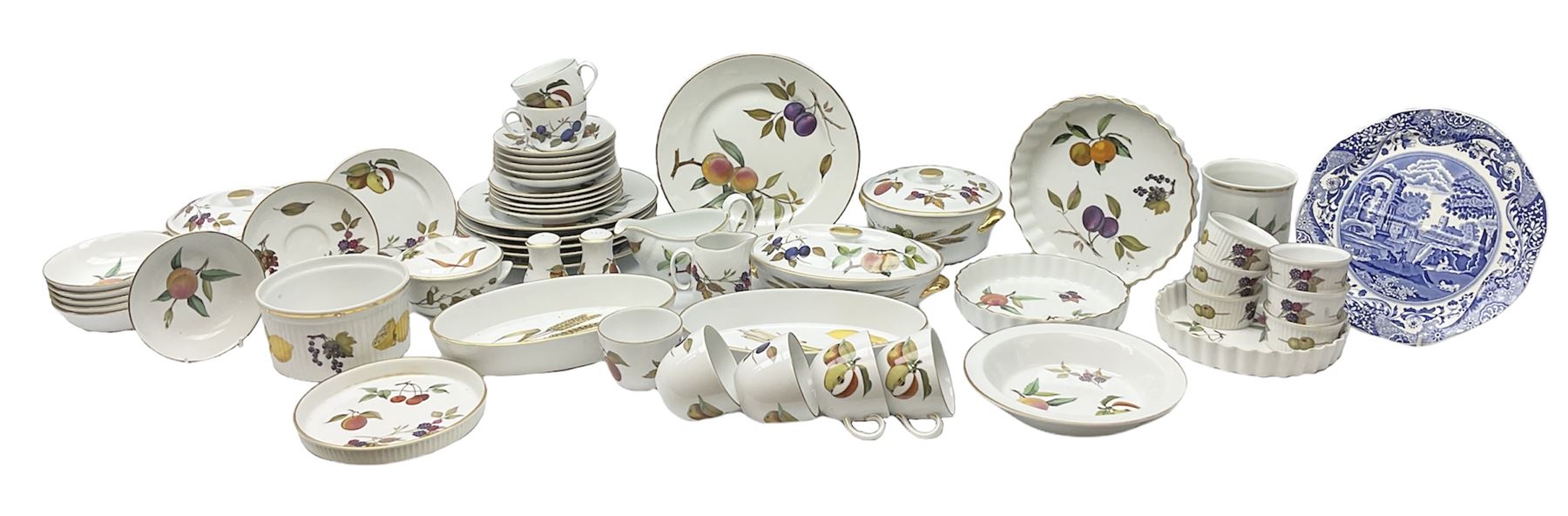 Royal Worcester 'Evesham' pattern tea and dinnerwares