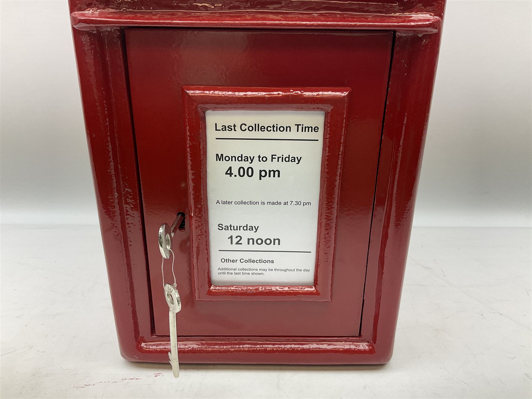 Reproduction red painted cast metal post box - Image 4 of 11