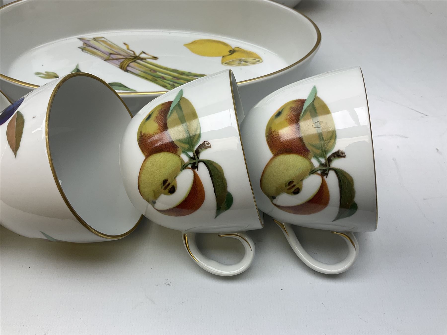 Royal Worcester 'Evesham' pattern tea and dinnerwares - Image 7 of 23