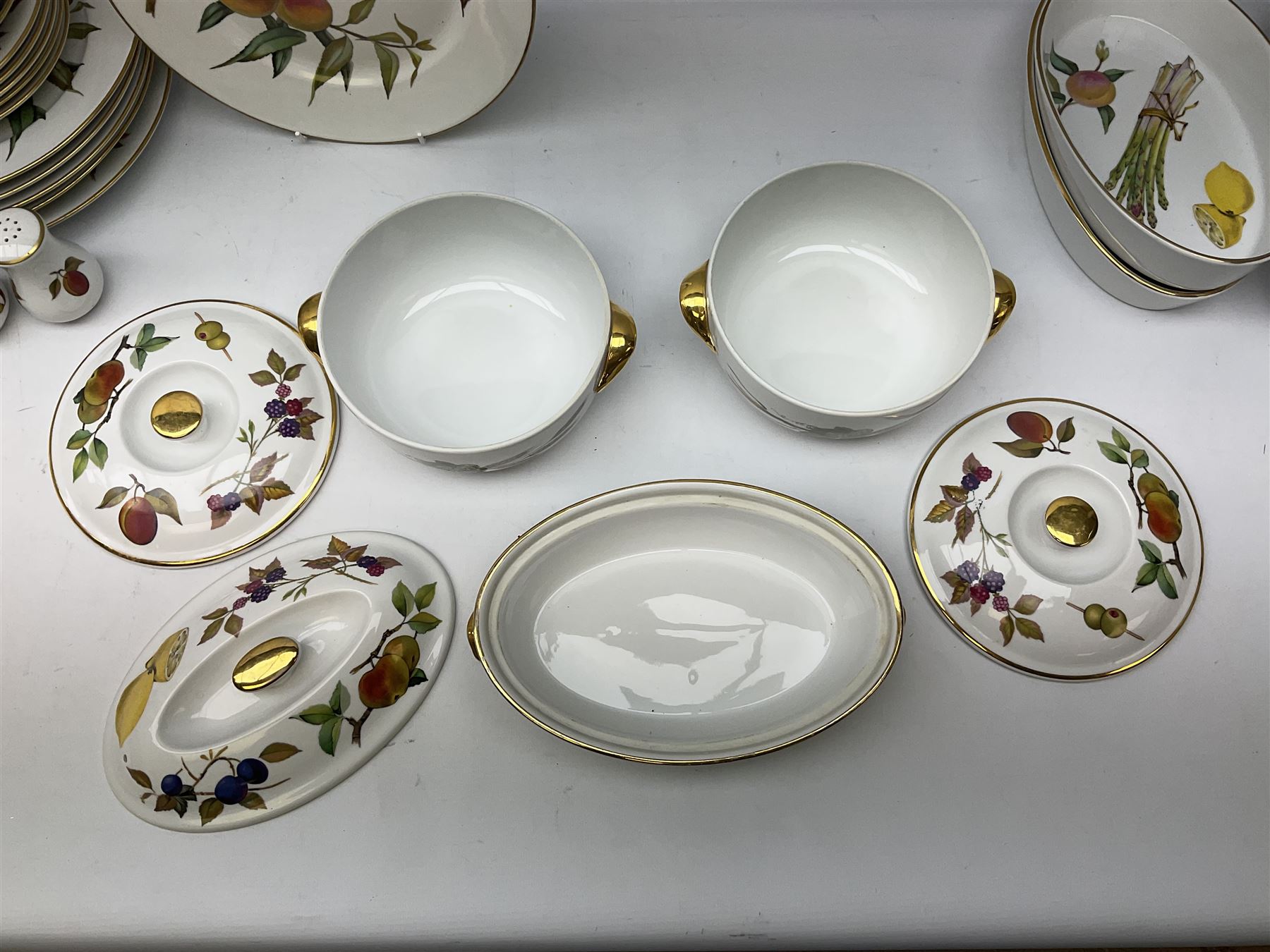 Royal Worcester 'Evesham' pattern tea and dinnerwares - Image 15 of 23