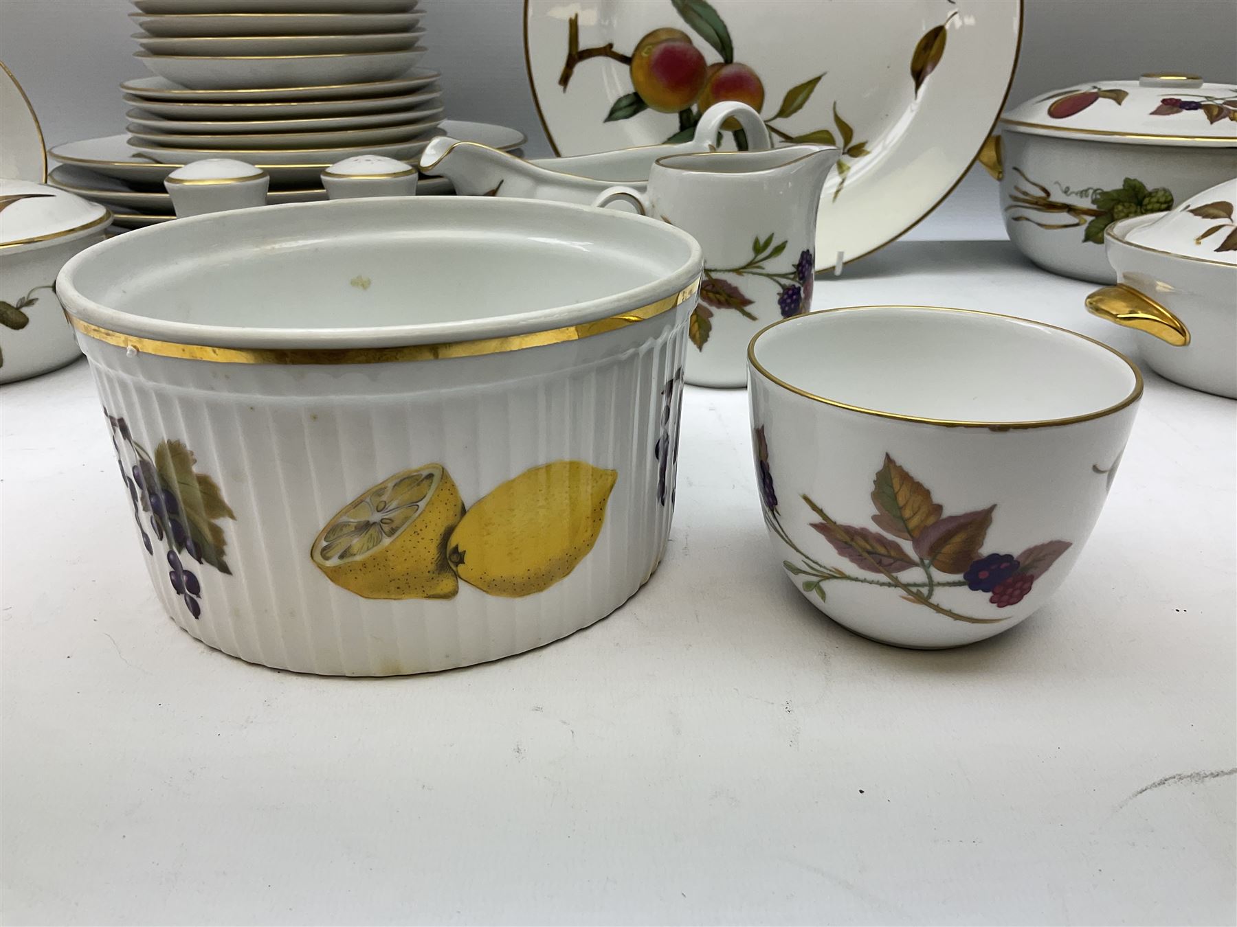 Royal Worcester 'Evesham' pattern tea and dinnerwares - Image 11 of 23