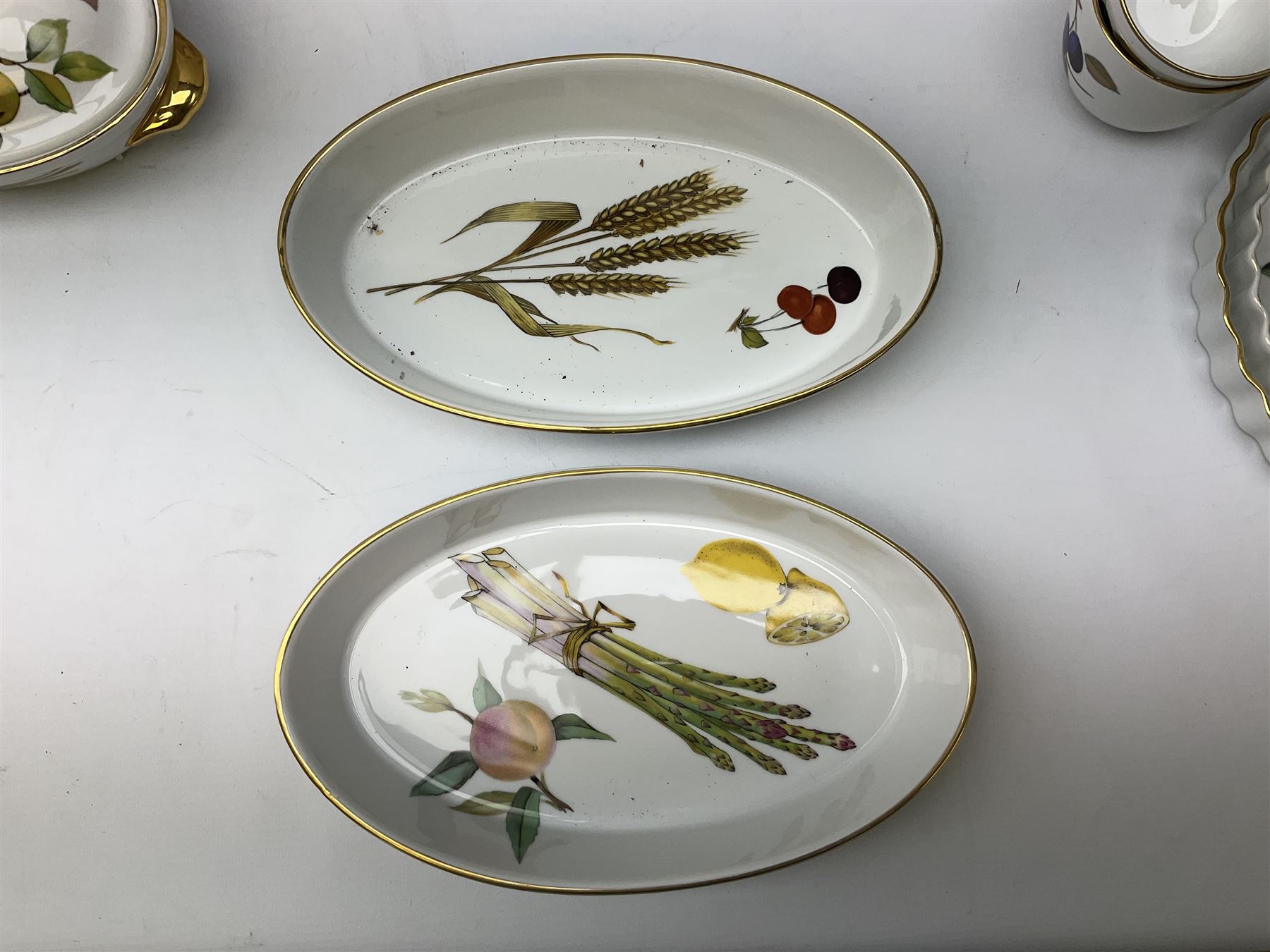 Royal Worcester 'Evesham' pattern tea and dinnerwares - Image 9 of 23