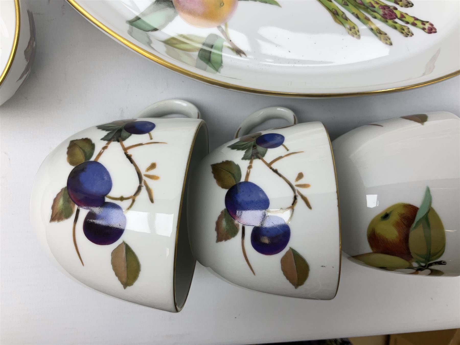 Royal Worcester 'Evesham' pattern tea and dinnerwares - Image 8 of 23