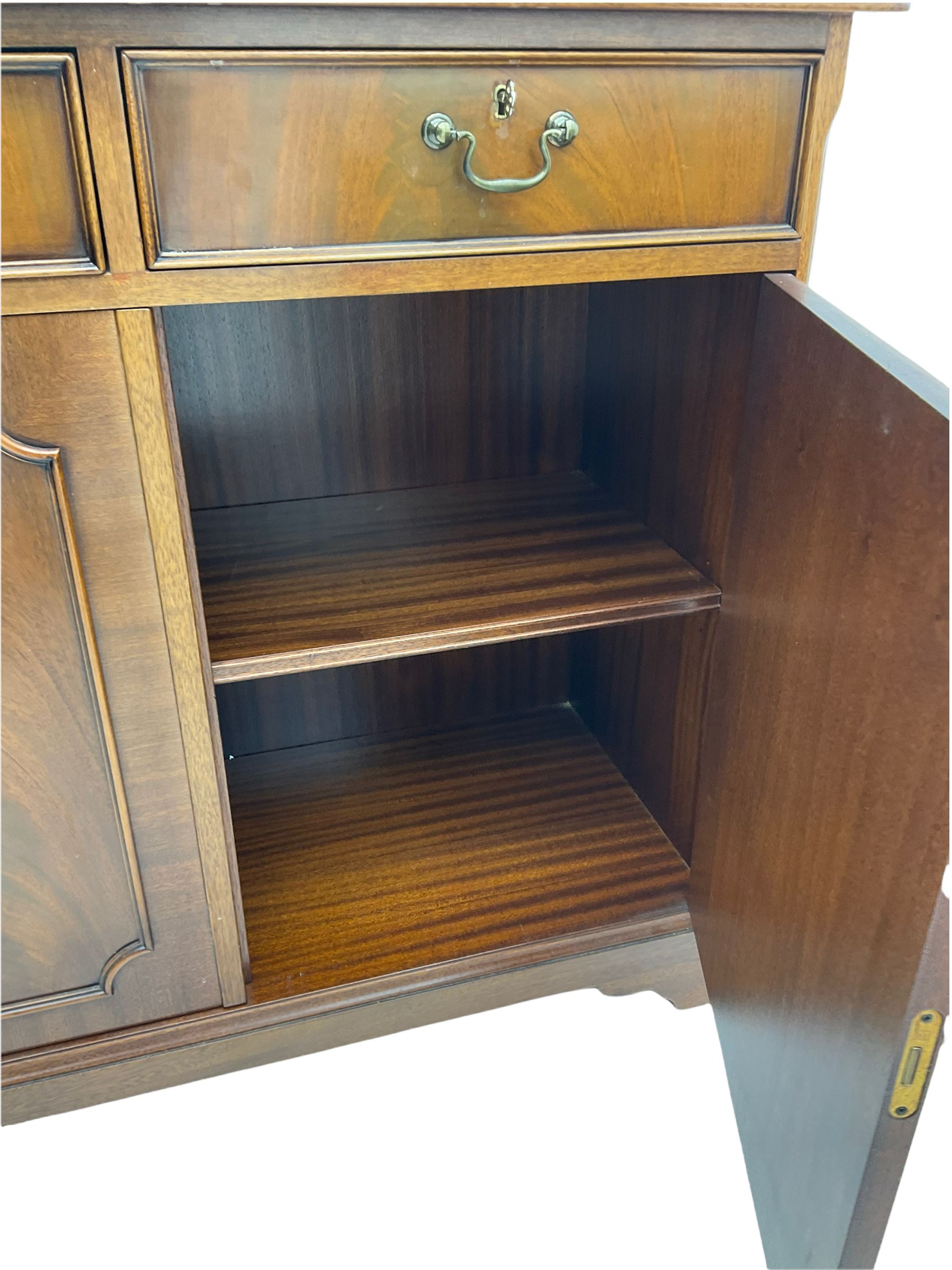 Reproduction mahogany side cabinet - Image 4 of 6