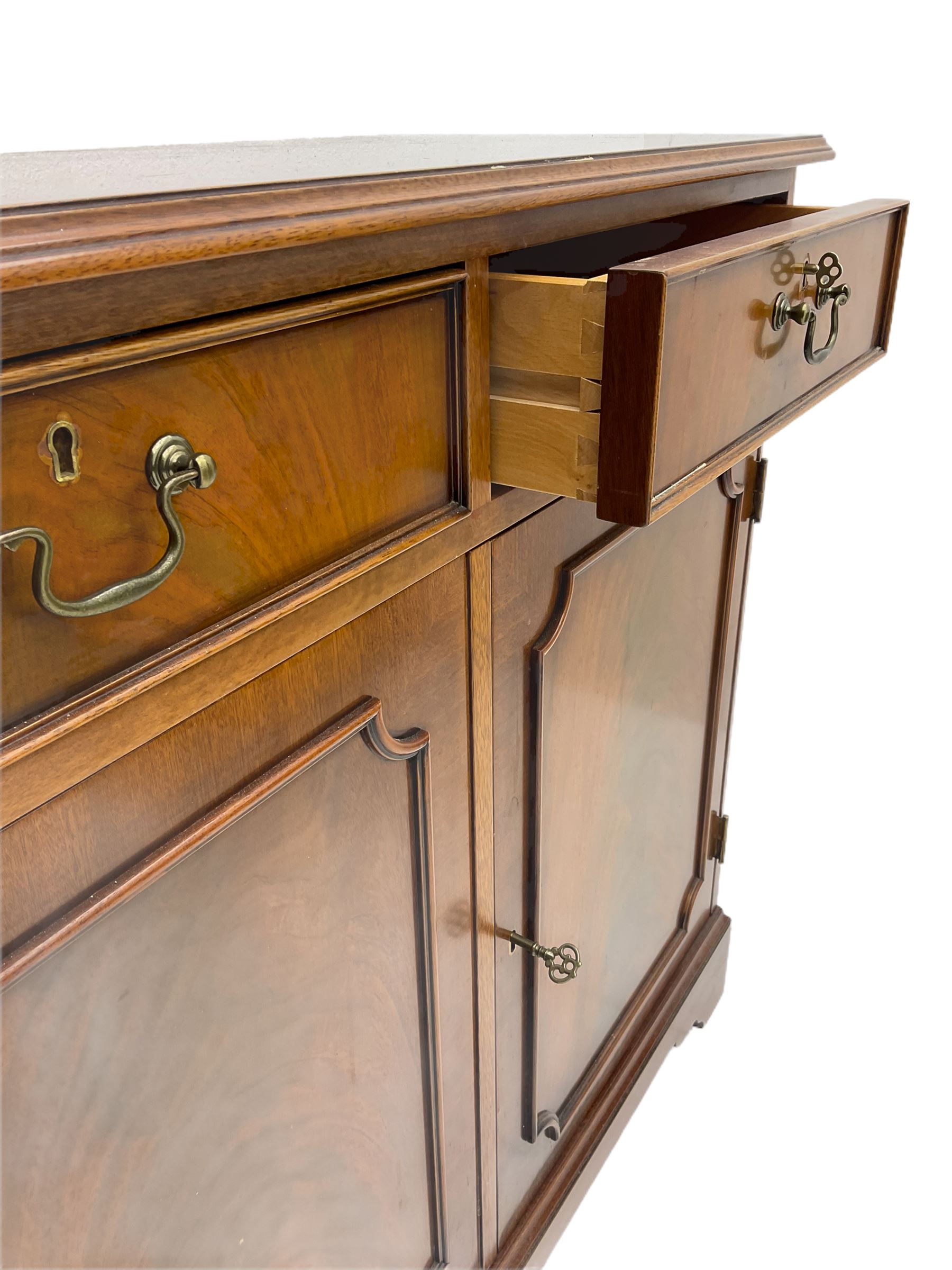 Reproduction mahogany side cabinet - Image 3 of 6