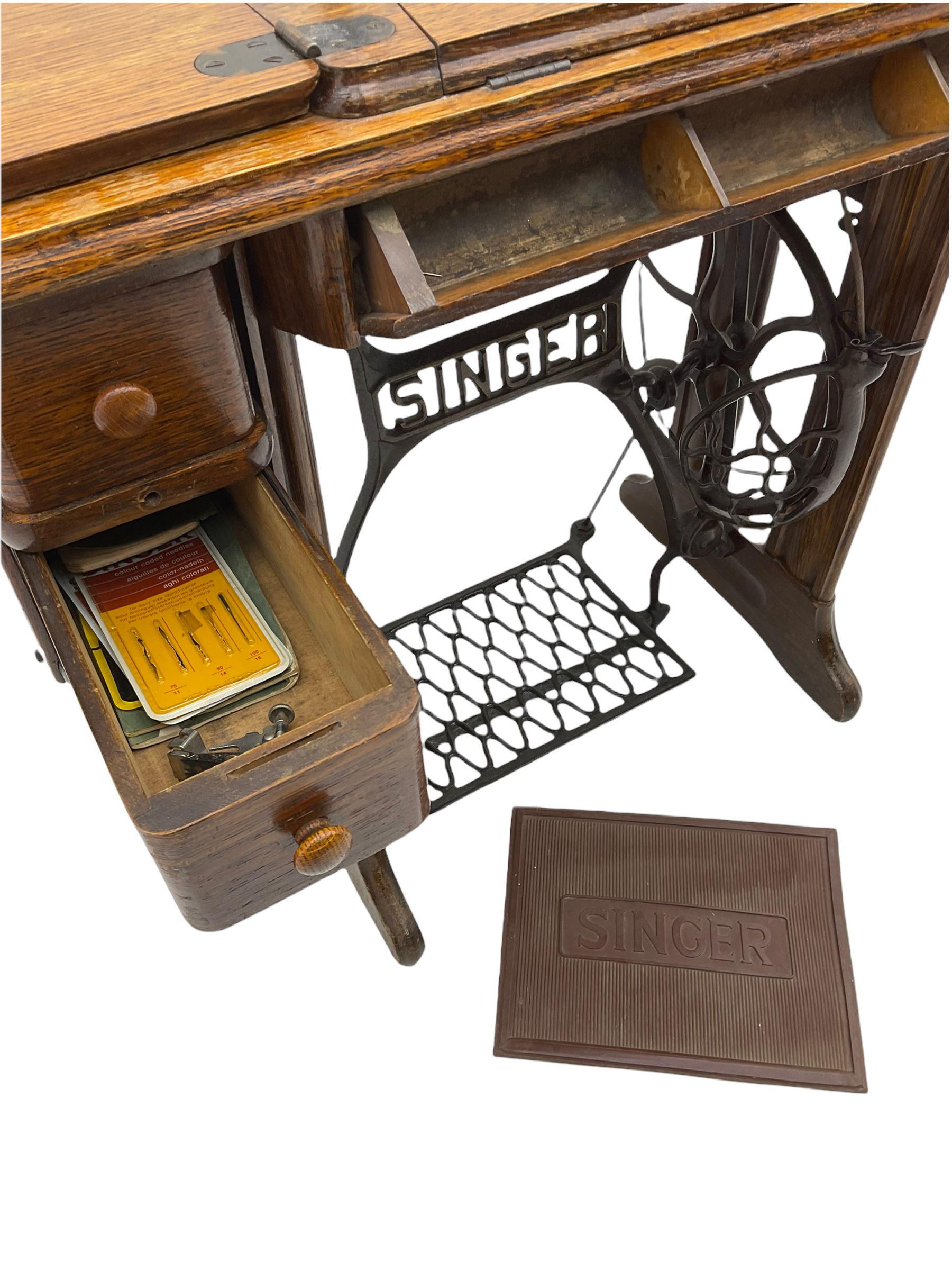 Singer treadle sewing machine - Image 6 of 12