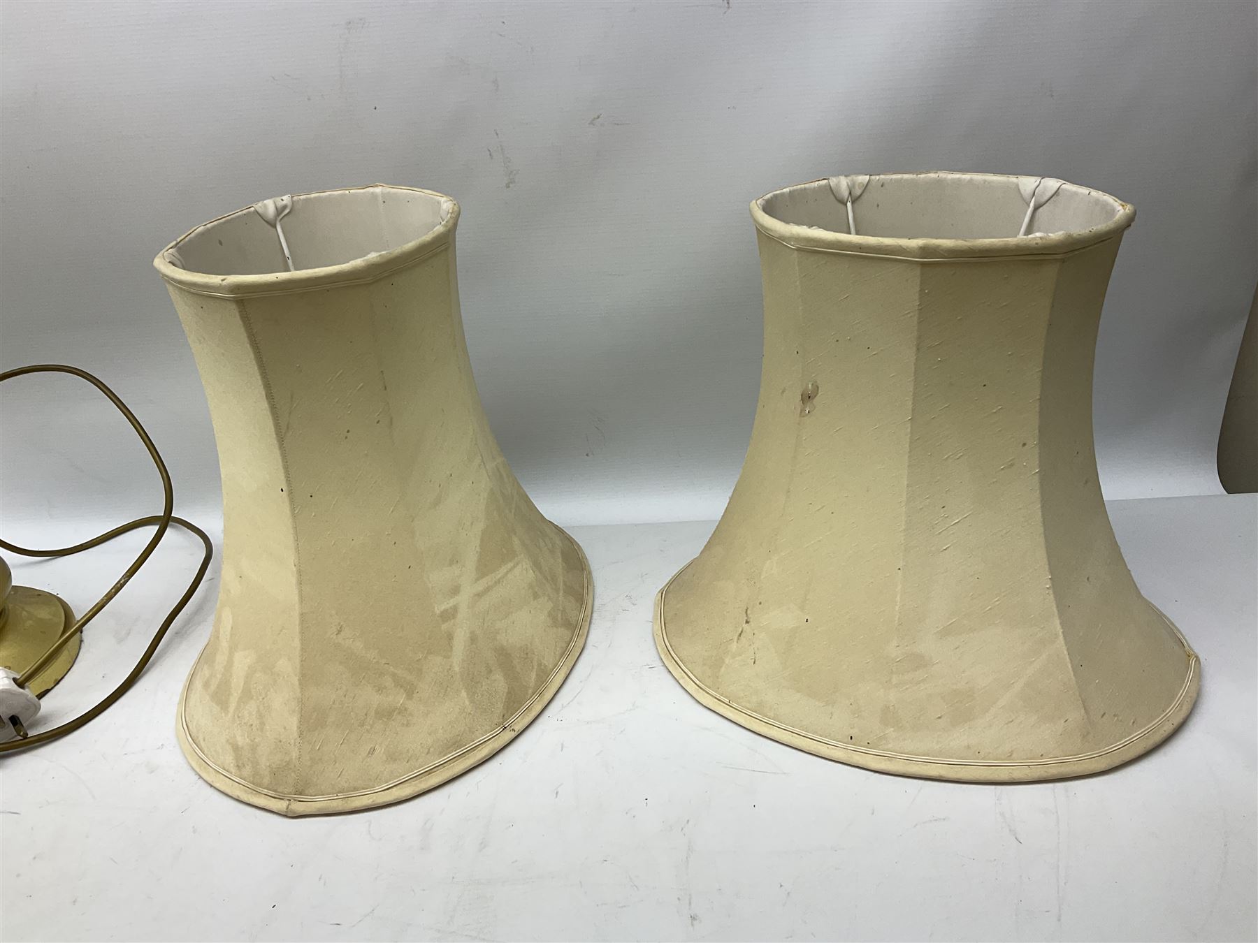 Two brassed table lamps with cream shades - Image 8 of 9