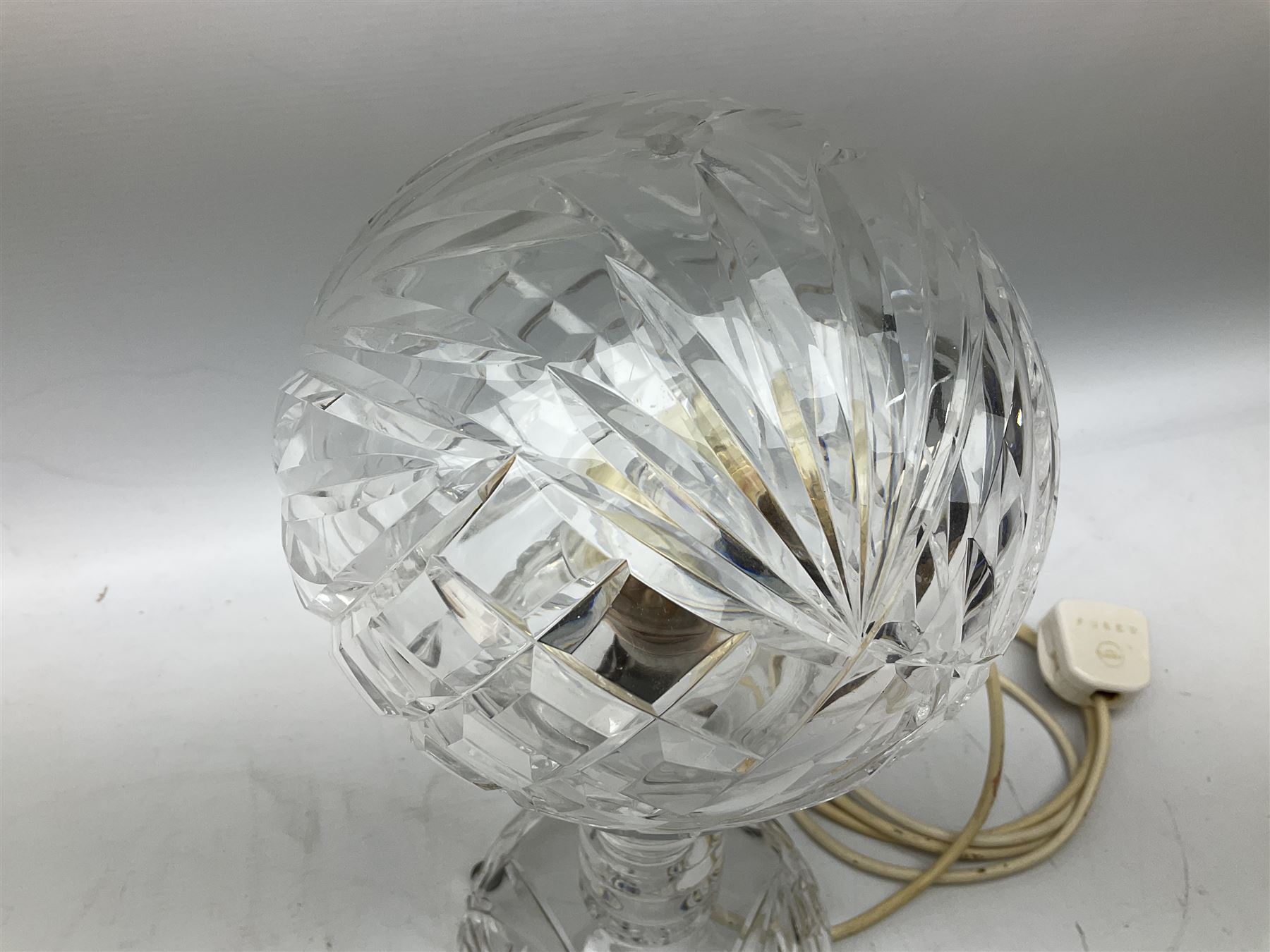 A clear cut glass table lamp - Image 6 of 6