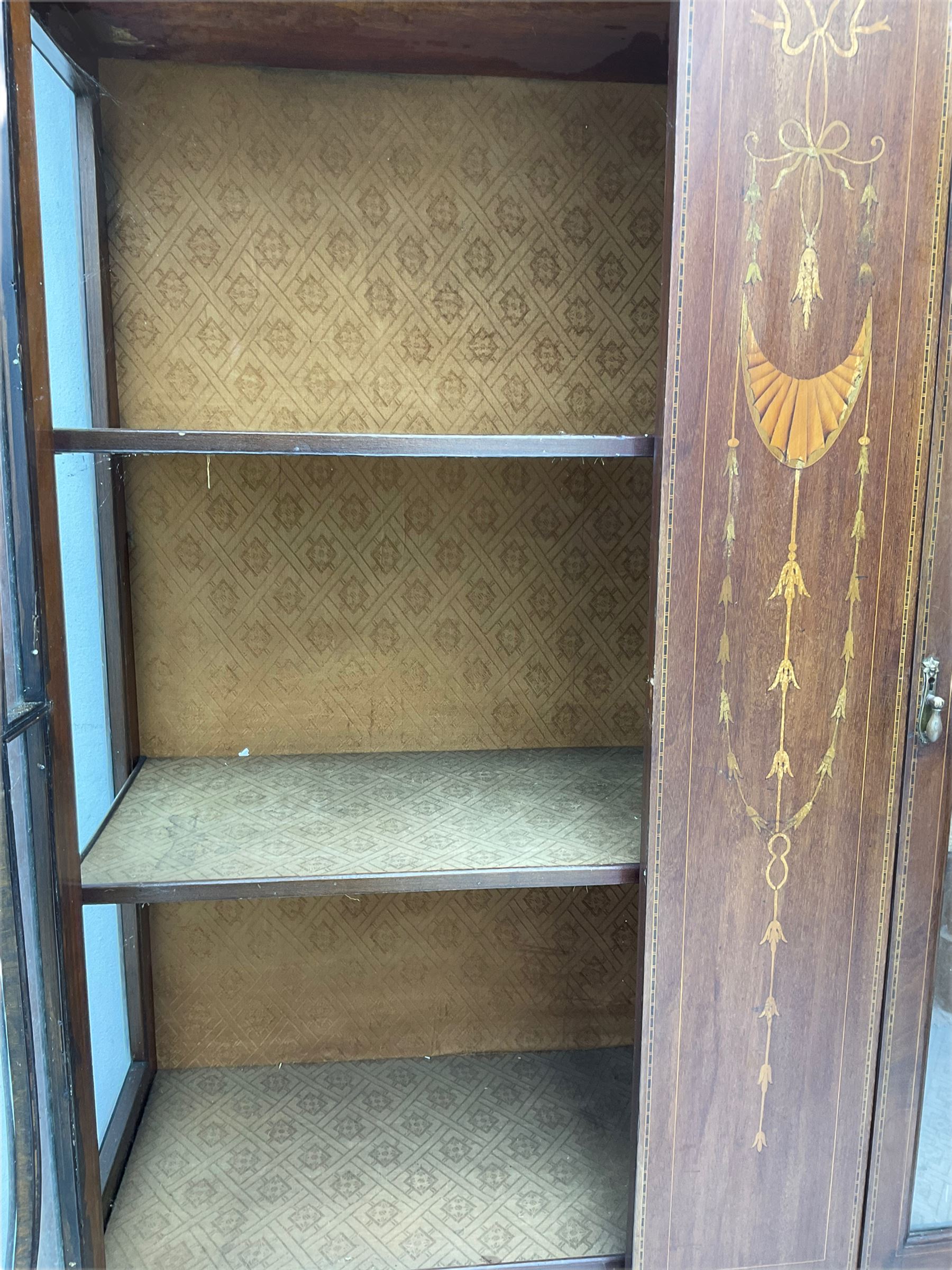 Edwardian inlaid mahogany display cabinet - Image 7 of 9