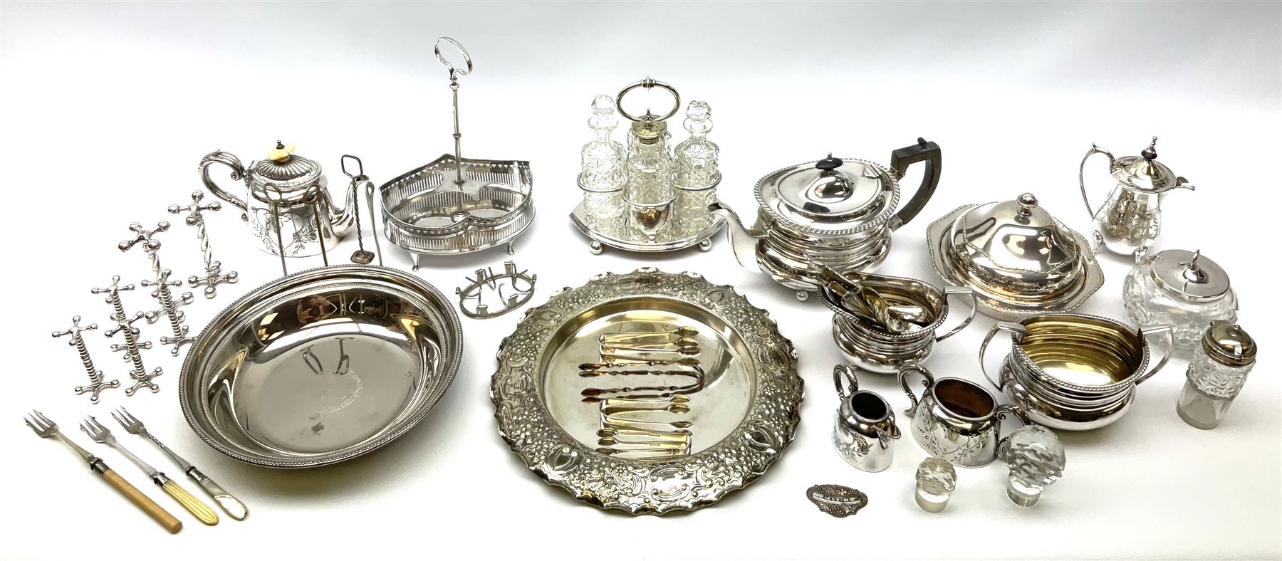 Quantity of silver plate