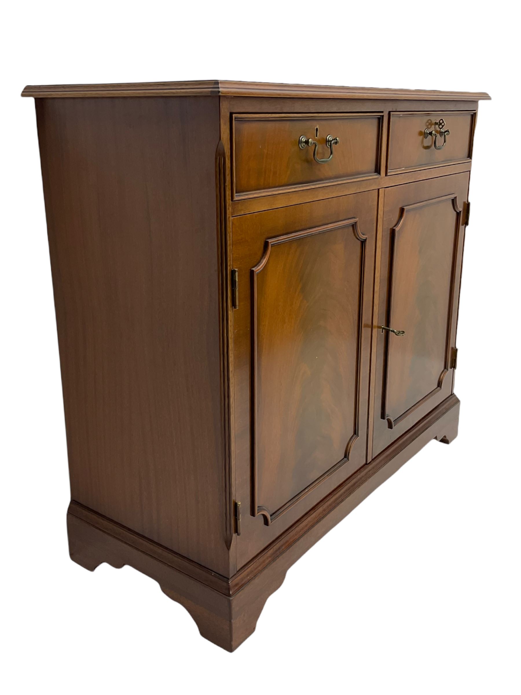 Reproduction mahogany side cabinet - Image 5 of 6