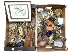 Quantity of brassware to include horse brasses