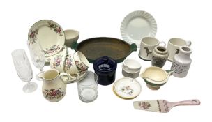 Quantity of glass and ceramics to include Wedgwood 'Mirabelle' patterned plates