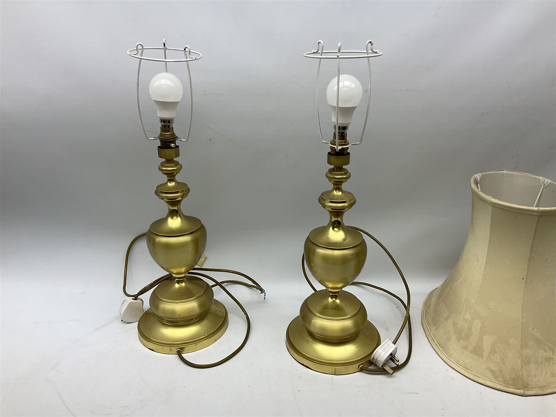 Two brassed table lamps with cream shades - Image 9 of 9