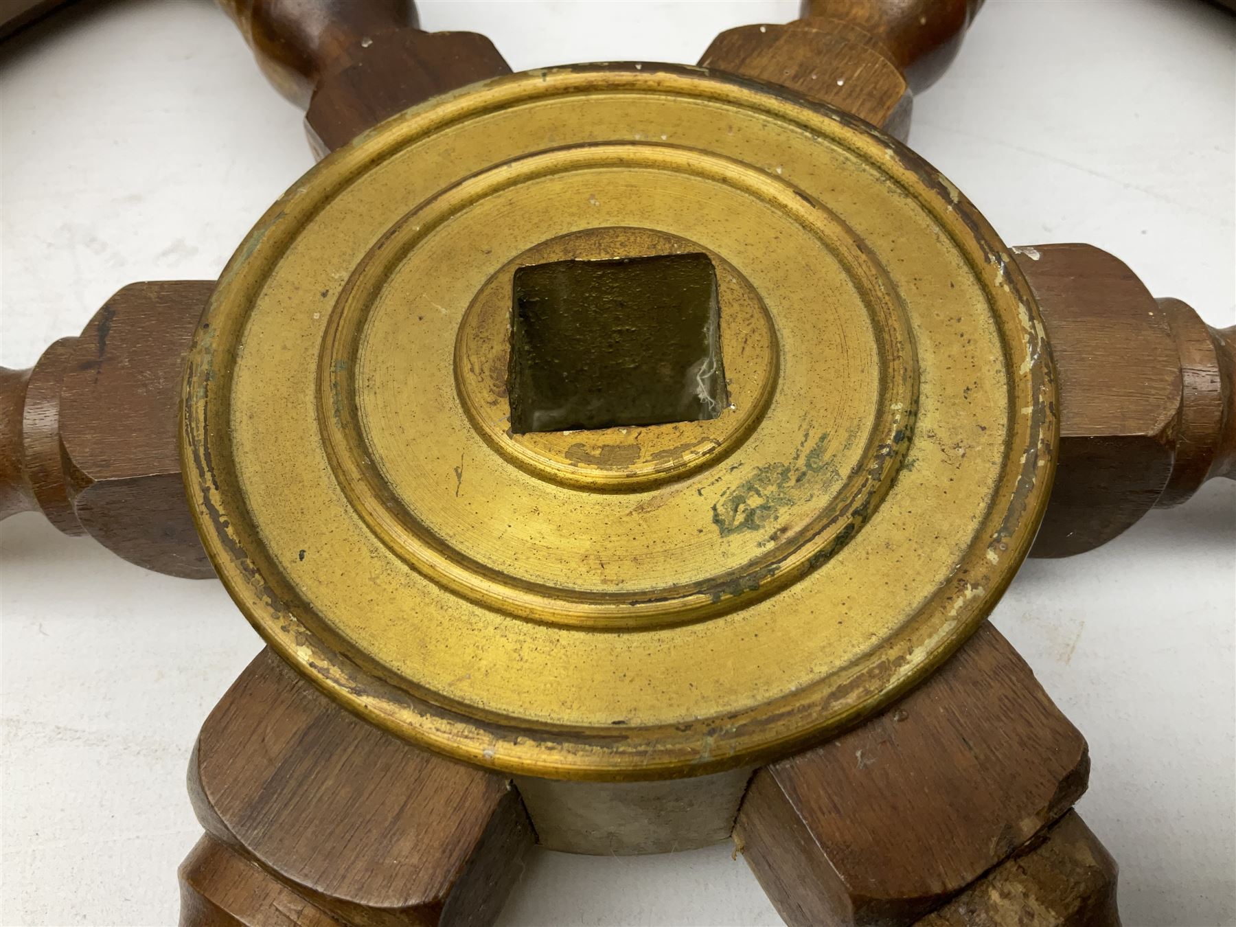 Six turned spokes ship wheel with brass central boss - Image 7 of 8