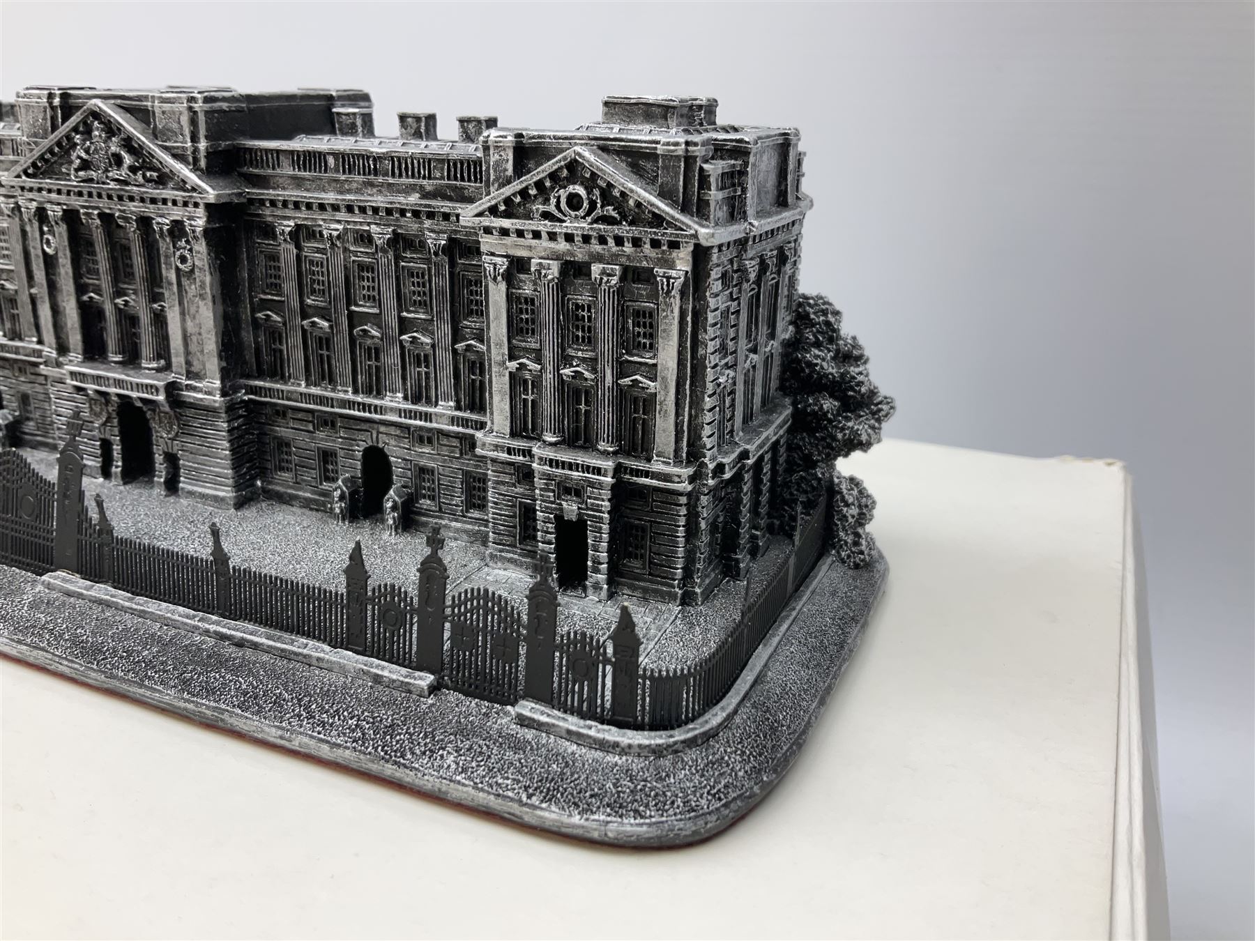 Lilliput Lane Buckingham Palace model - Image 3 of 9