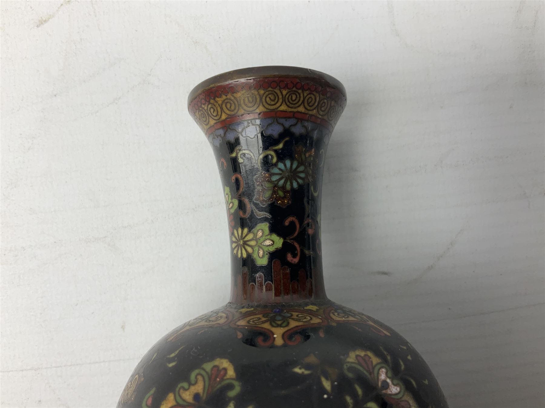 Pair of 19th/ early 20th century Cloisonne vases with bulbous bodies - Image 16 of 38