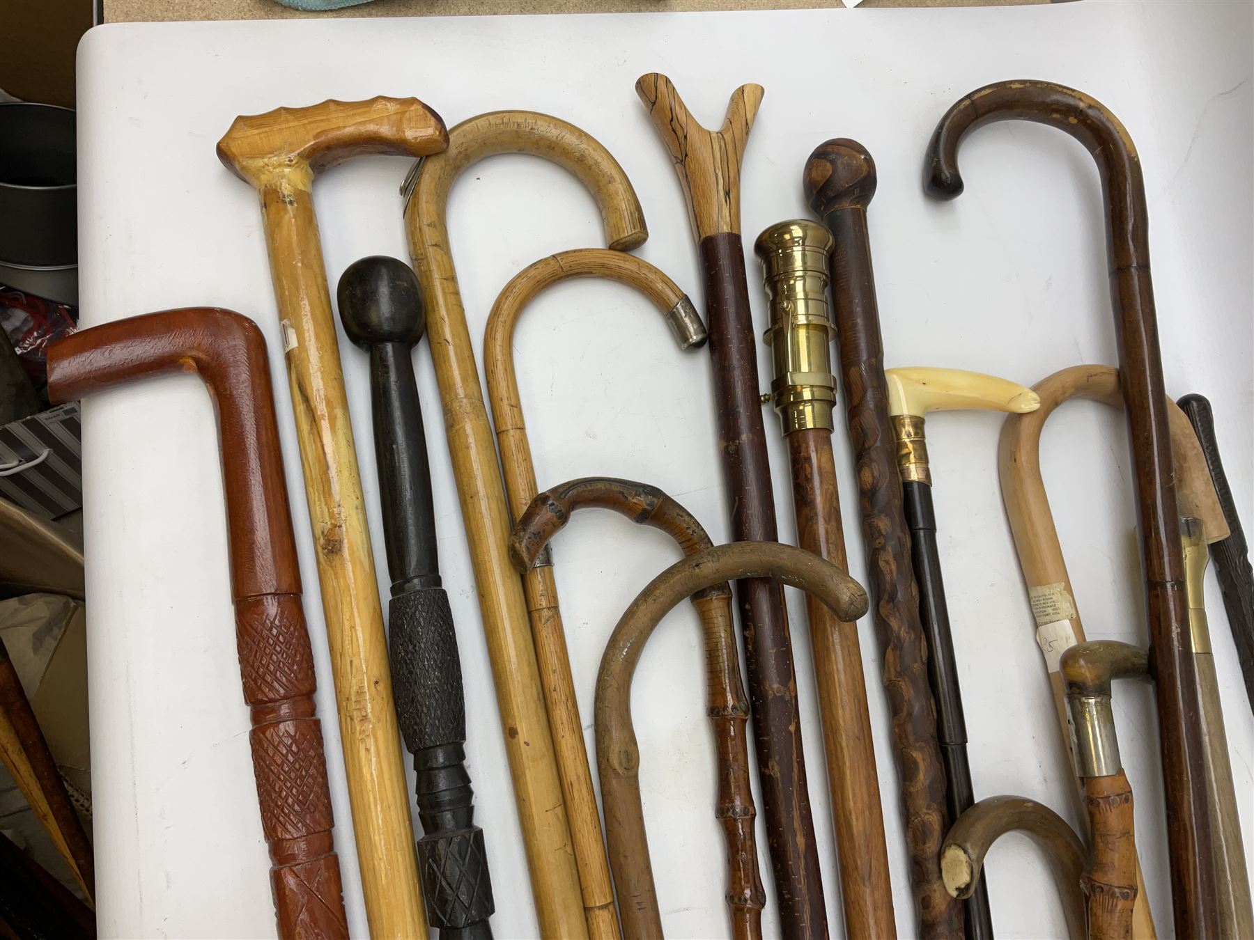 Collection of walking sticks and canes to include 19th/ early 20th century vertebrae example with wh - Image 18 of 20