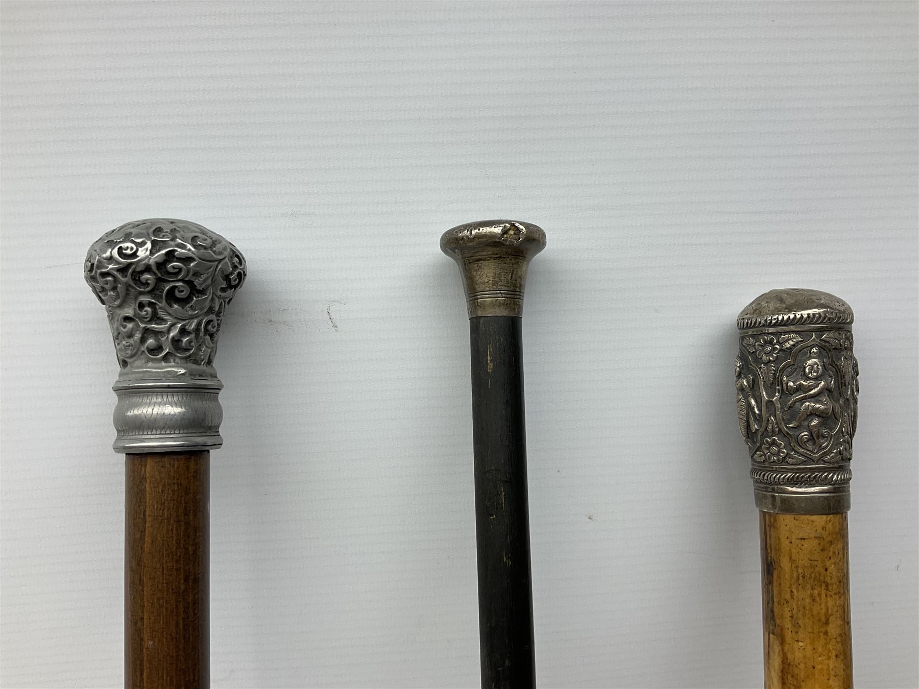 Collection of walking sticks and canes to include 19th/ early 20th century vertebrae example with wh - Image 10 of 20