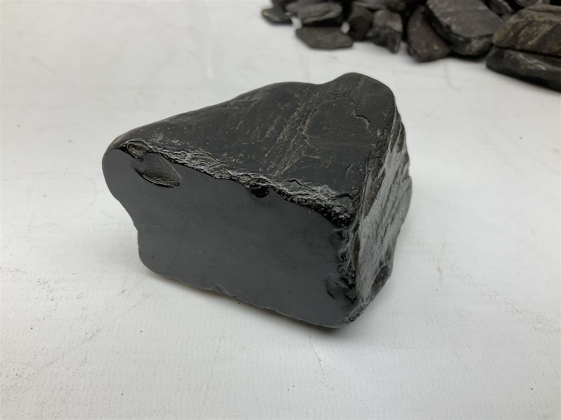 Collection of raw Whitby jet including large piece with one polished side - Image 2 of 7