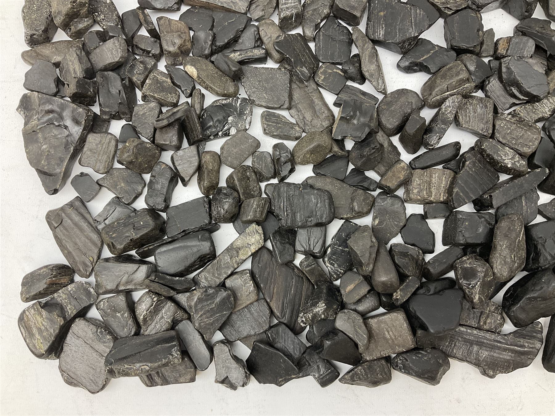 Collection of raw Whitby jet including large piece with one polished side - Image 6 of 7