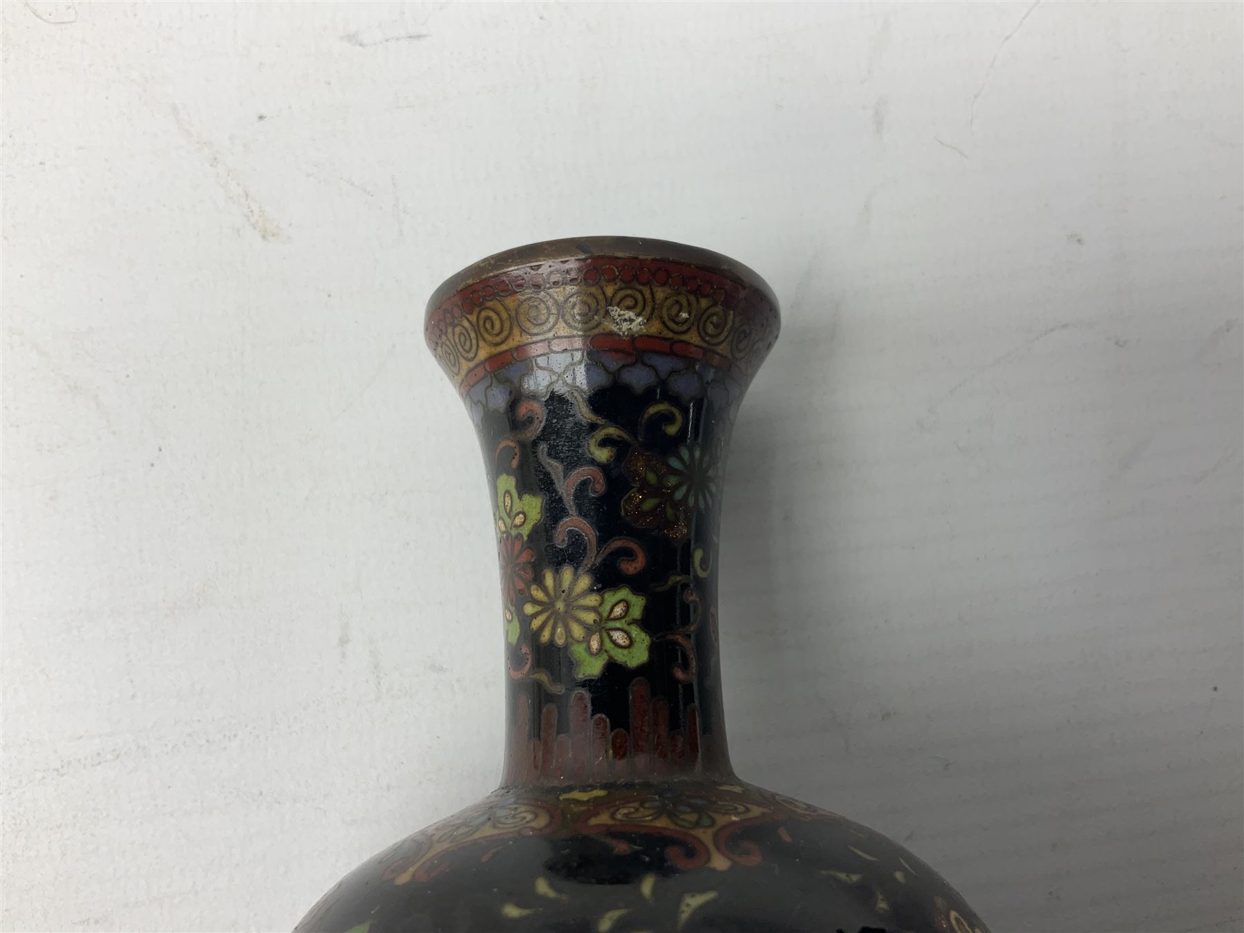 Pair of 19th/ early 20th century Cloisonne vases with bulbous bodies - Image 17 of 38