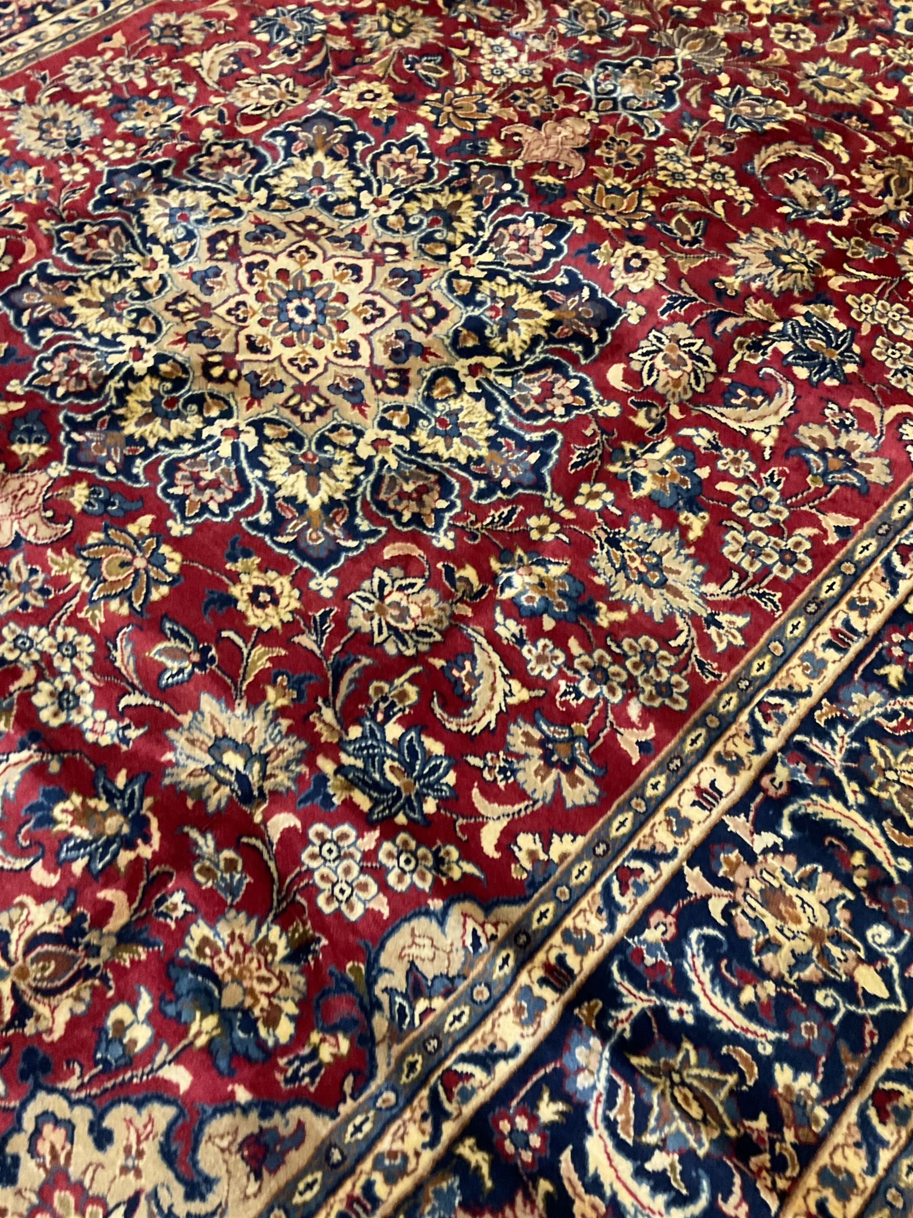 Persian Najafabad red ground carpet - Image 5 of 6