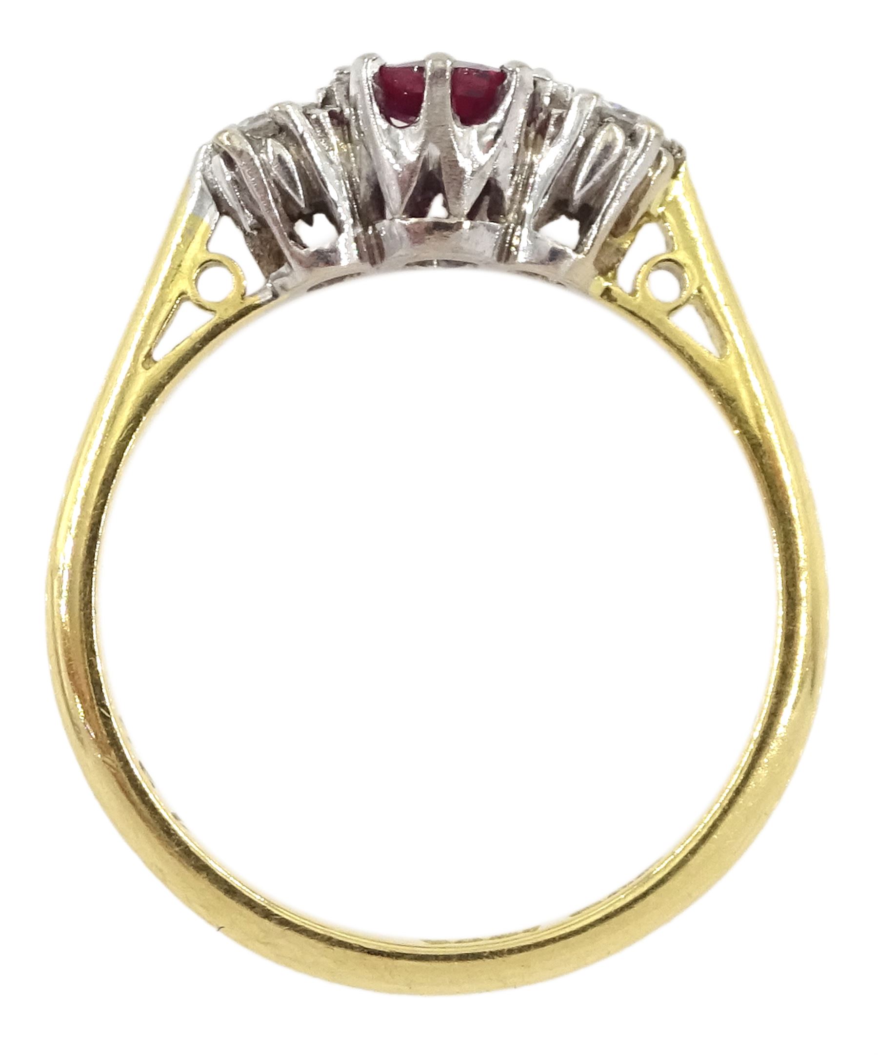 Gold three stone oval ruby and diamond ring - Image 4 of 4