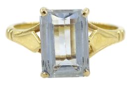 18ct gold single stone emerald cut aquamarine of approx 1.45 carat
