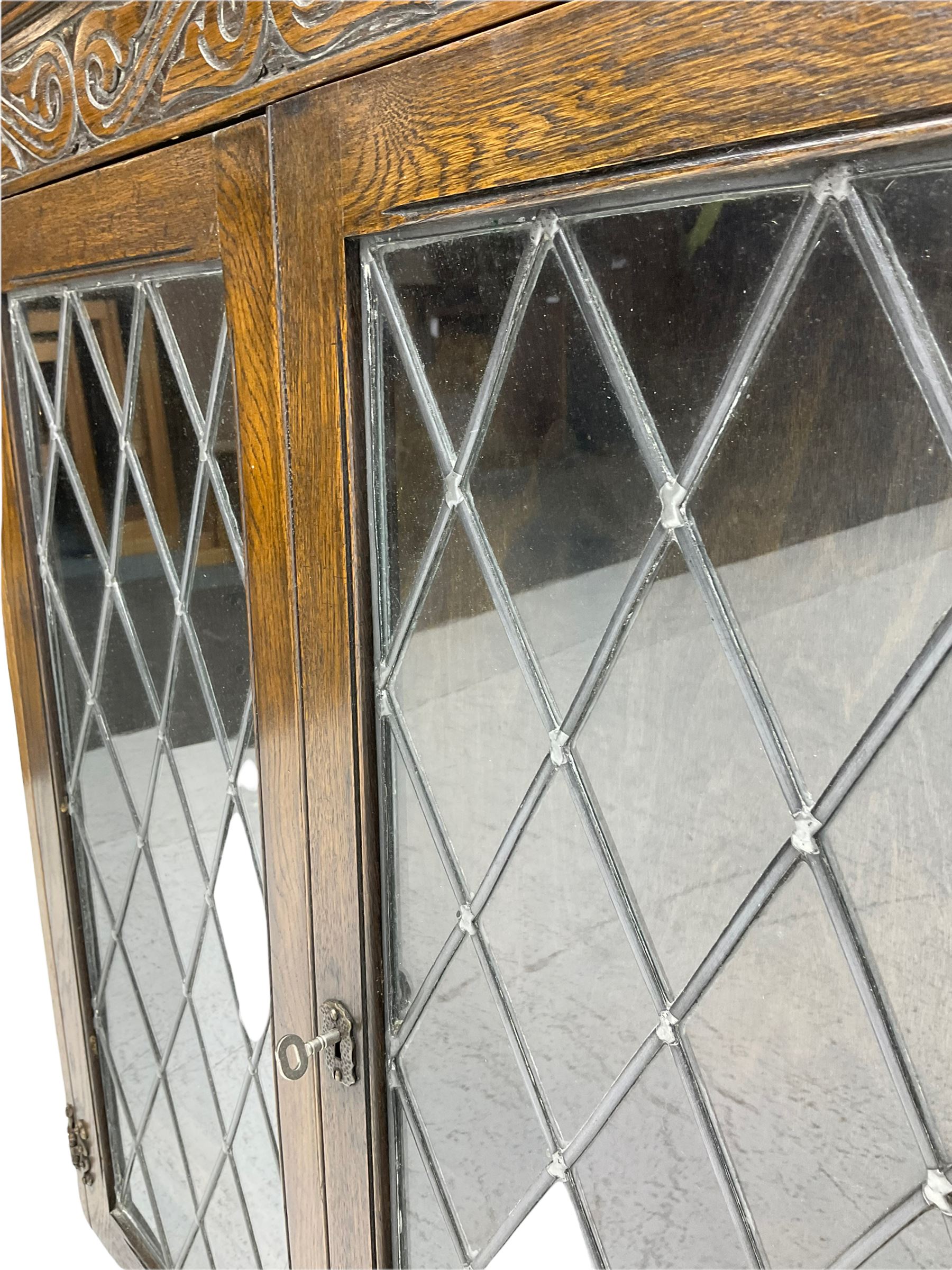 Oak bookcase with lead glazed doors - Image 3 of 5