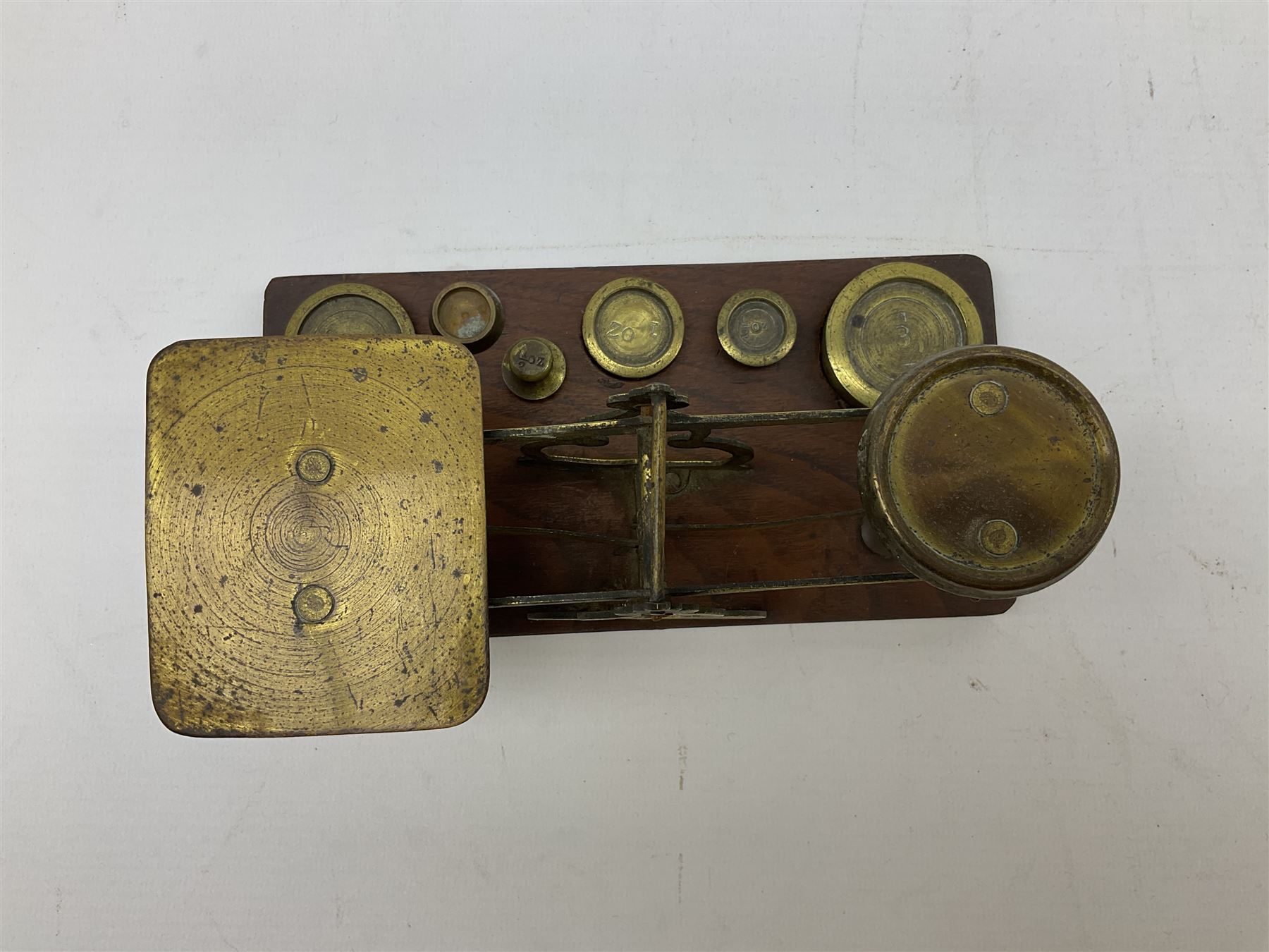 Brass postage scales on rectangular wooden base - Image 3 of 3