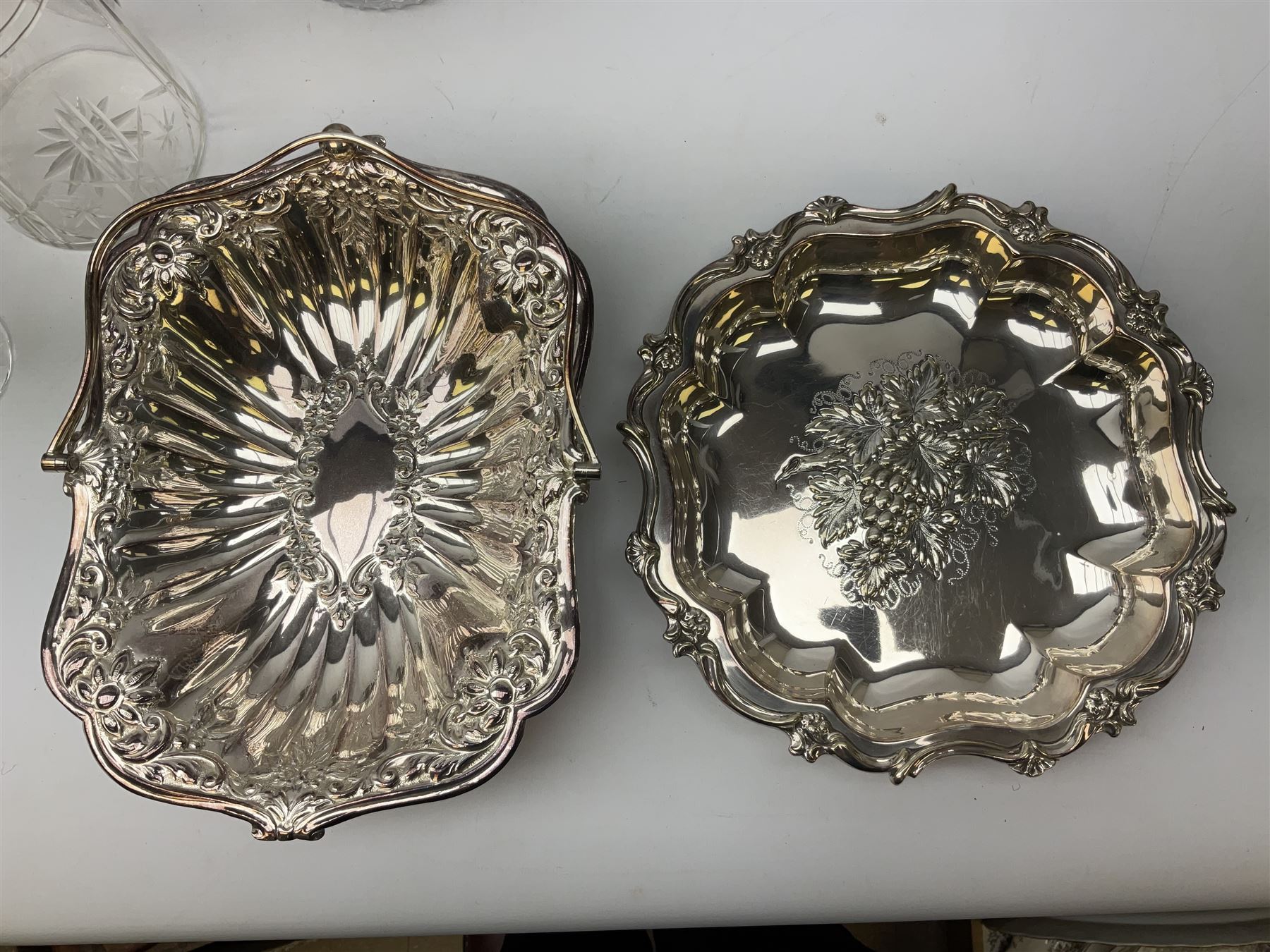 Silver plated dish with foliate decoration - Image 4 of 4