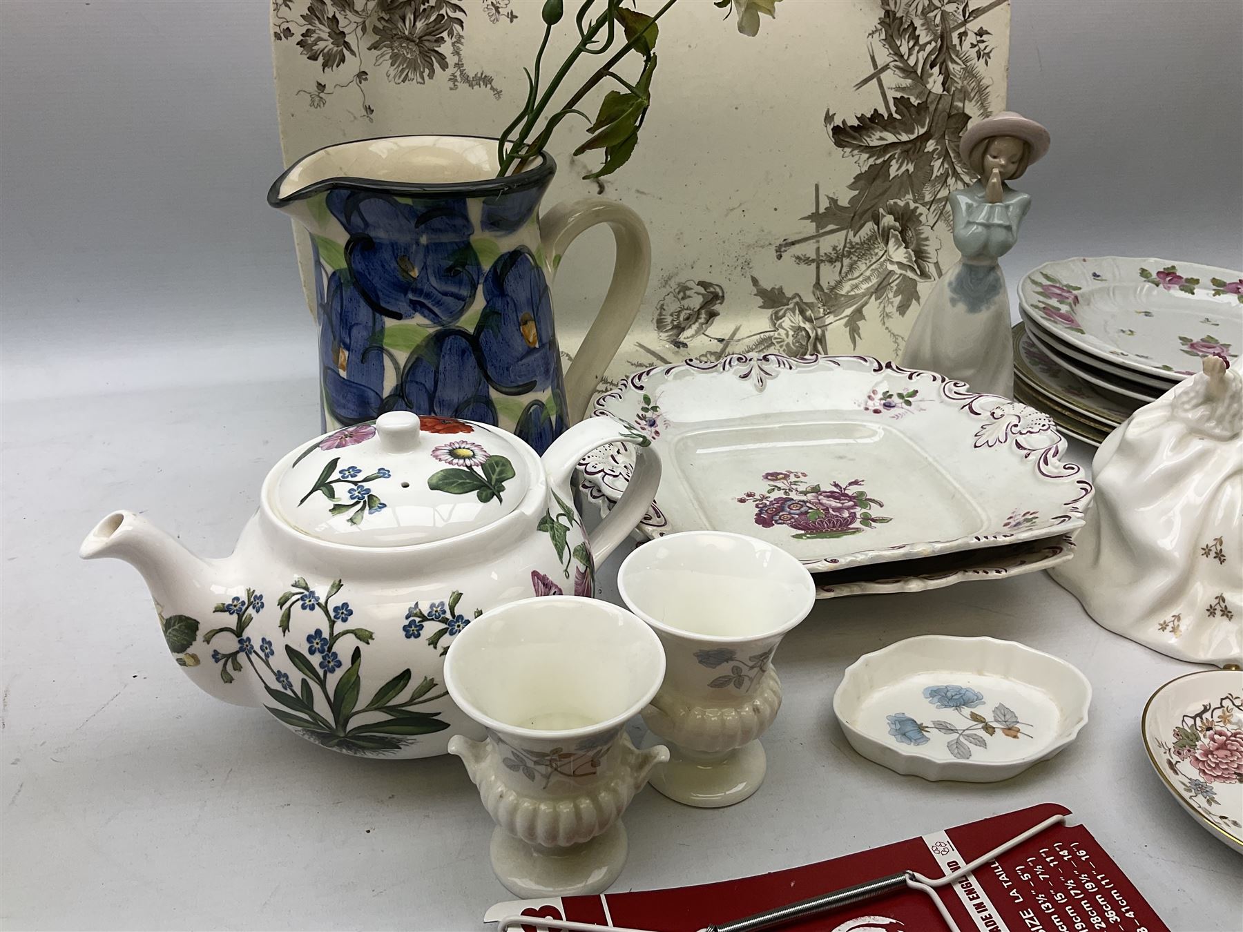 Quantity of Victorian and later ceramics to include two Wedgwood boxed plates - Image 5 of 7