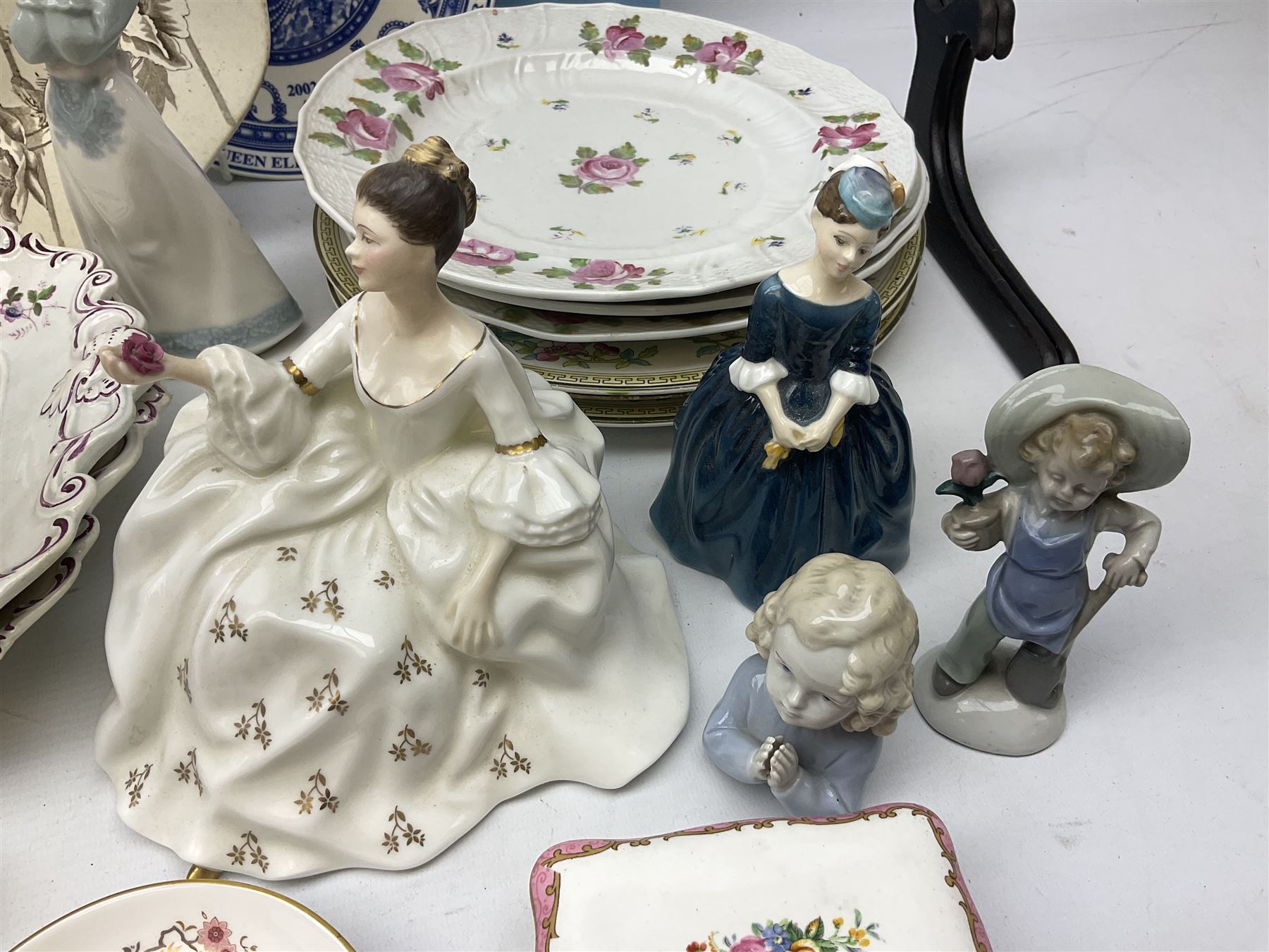 Quantity of Victorian and later ceramics to include two Wedgwood boxed plates - Image 2 of 7